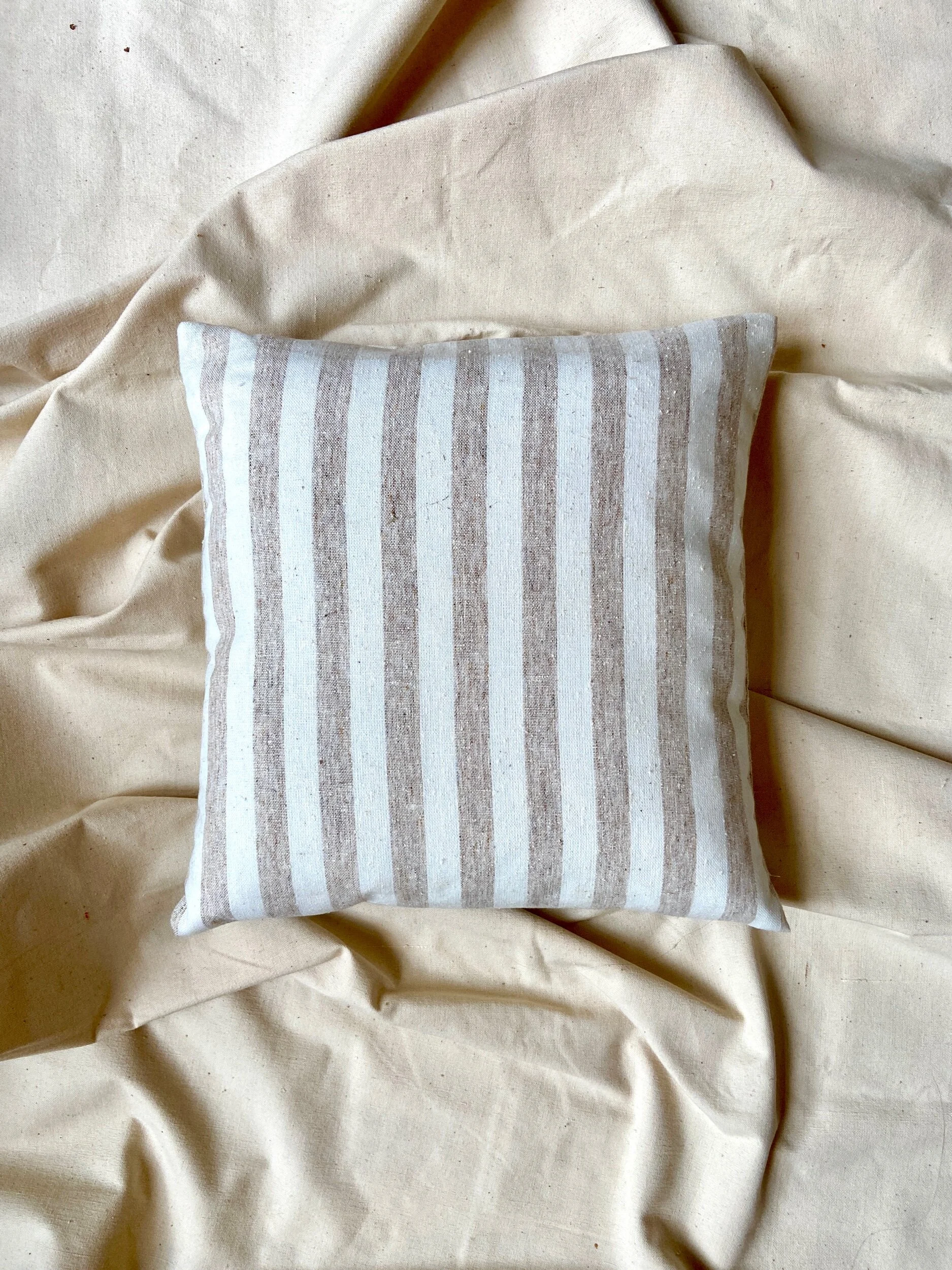 housse-coussin-upcyclee-rayure-beige-blanc-linge-decoration-vintage-axs-design-paris-france