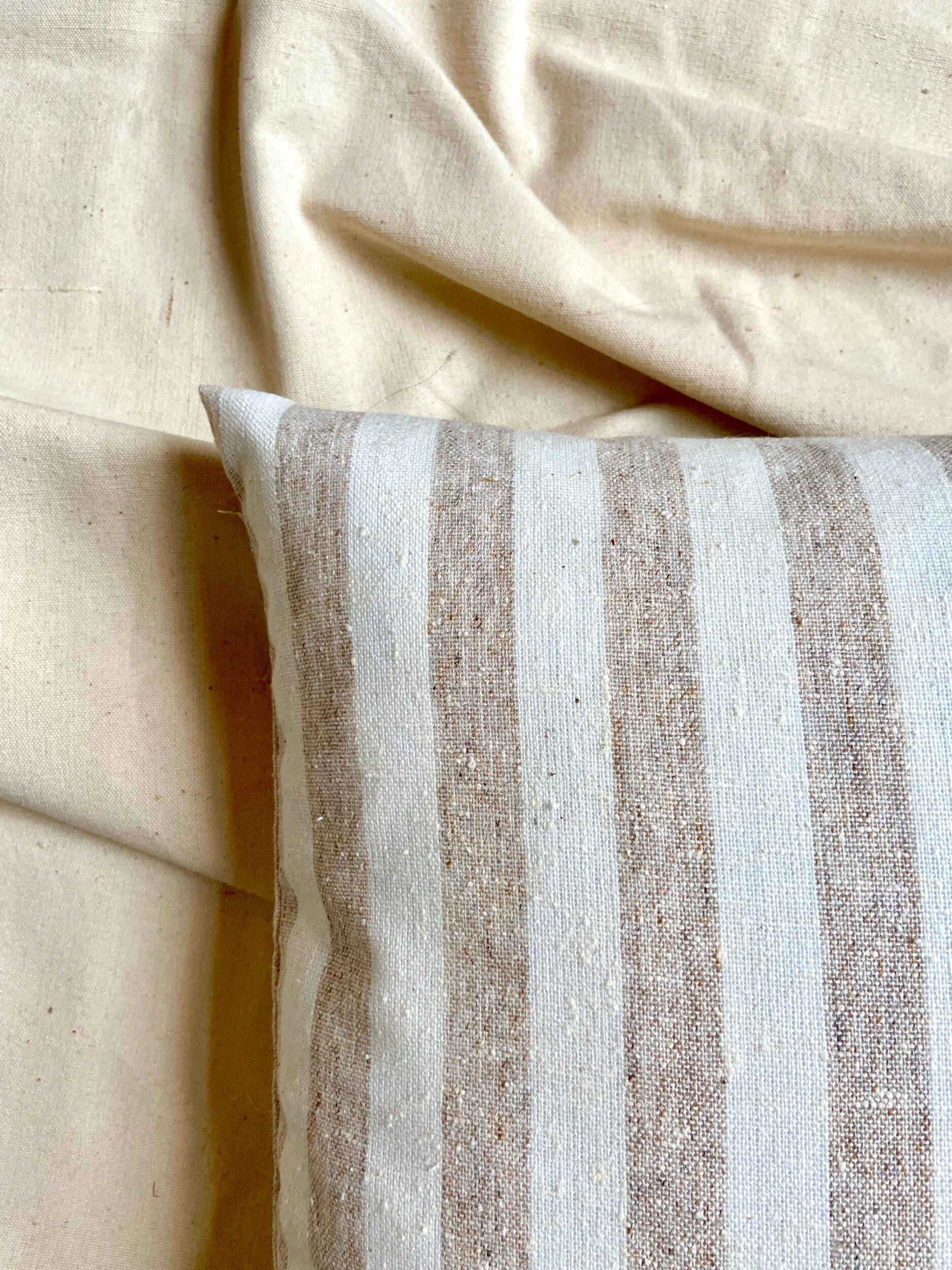 housse-coussin-upcyclee-rayure-beige-blanc-linge-decoration-vintage-axs-design-paris-france