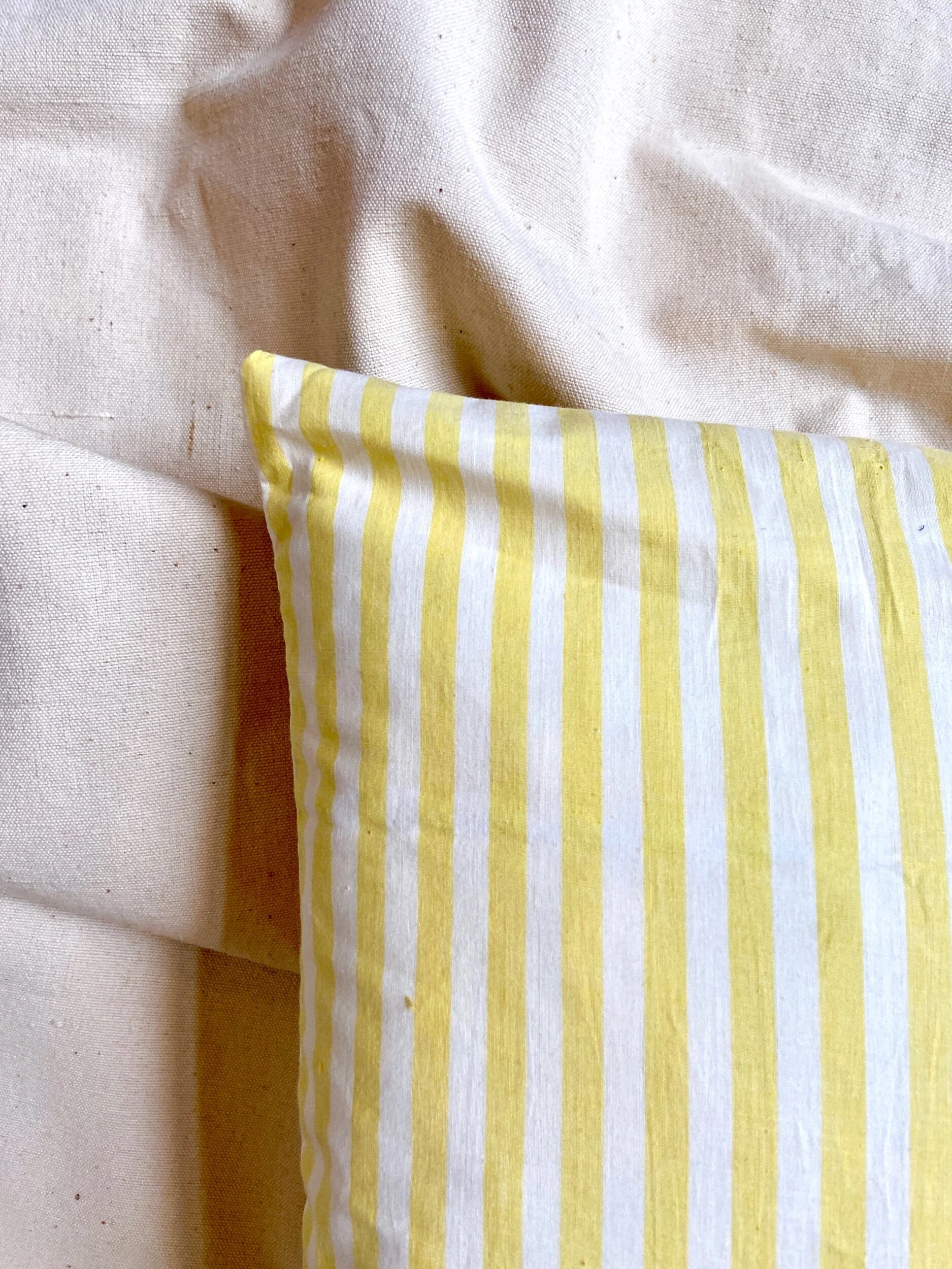 housse-coussin-upcycle-coton-jaune-blanc-linge-decoration-vintage-axs-design-paris-france