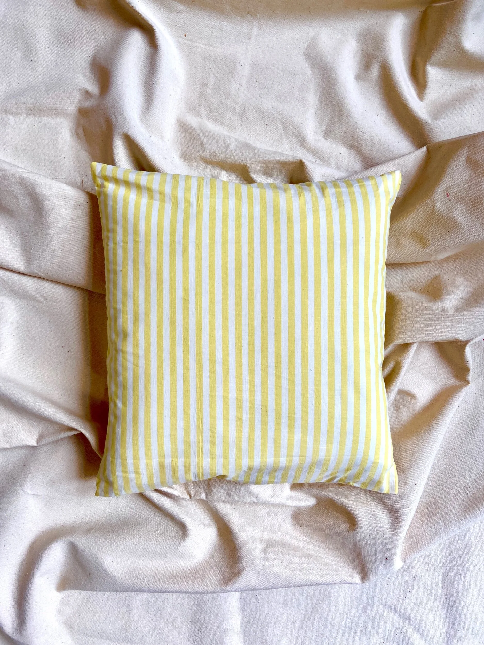 housse-coussin-upcycle-coton-jaune-blanc-linge-decoration-vintage-axs-design-paris-france