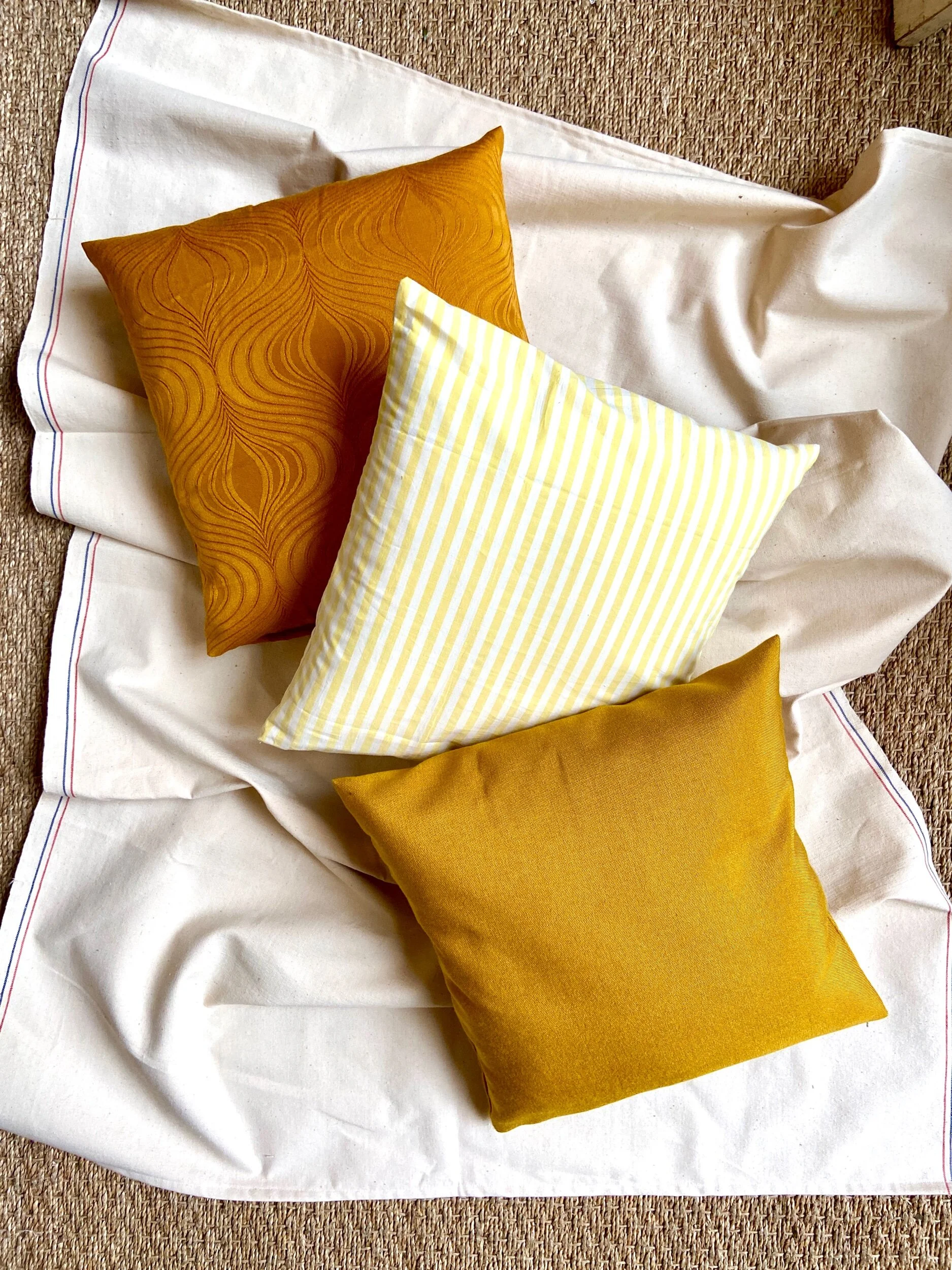 housse-coussin-upcycle-coton-jaune-blanc-linge-decoration-vintage-axs-design-paris-france