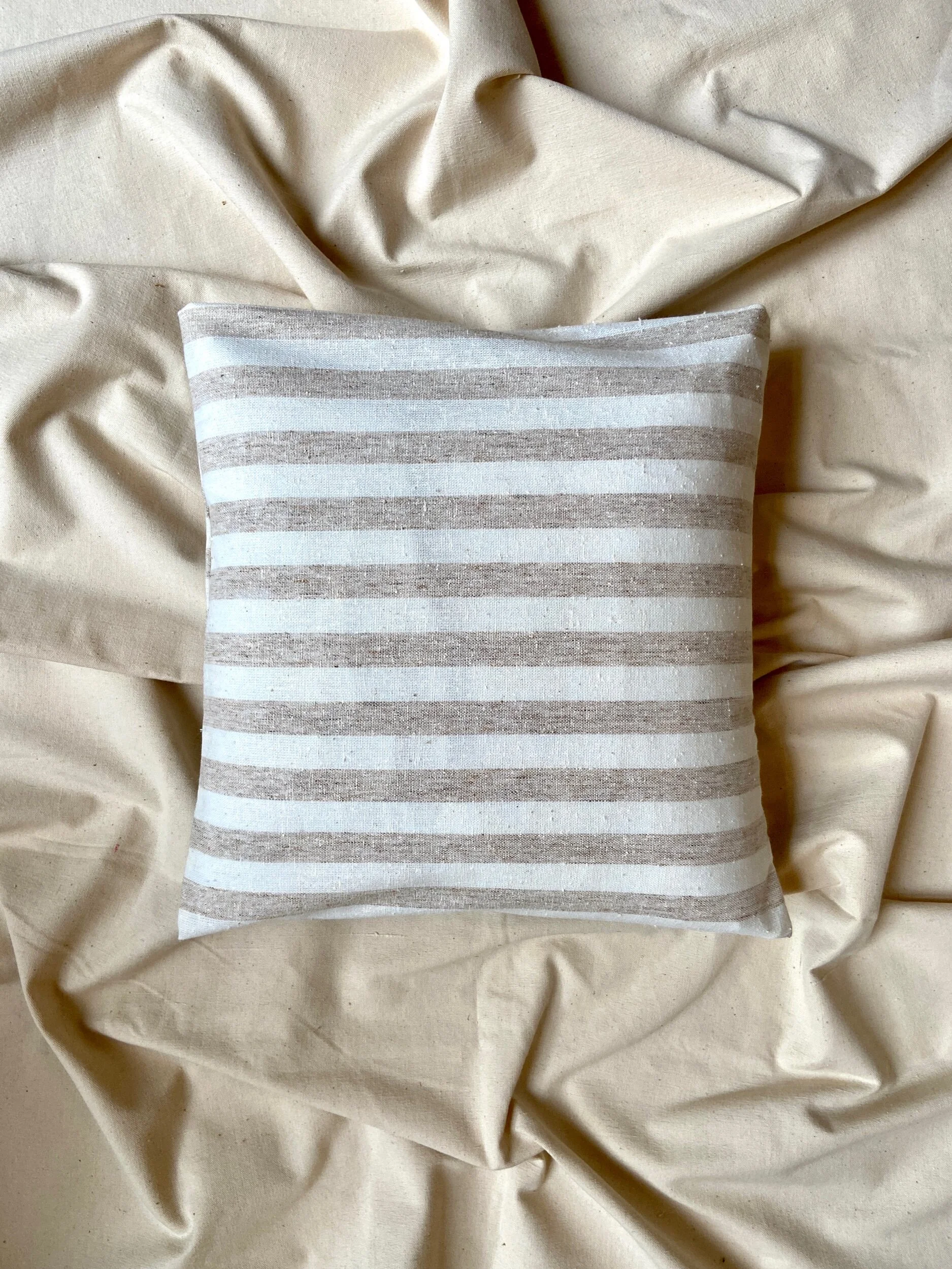housse-coussin-upcyclee-rayure-beige-blanc-linge-decoration-vintage-axs-design-paris-france