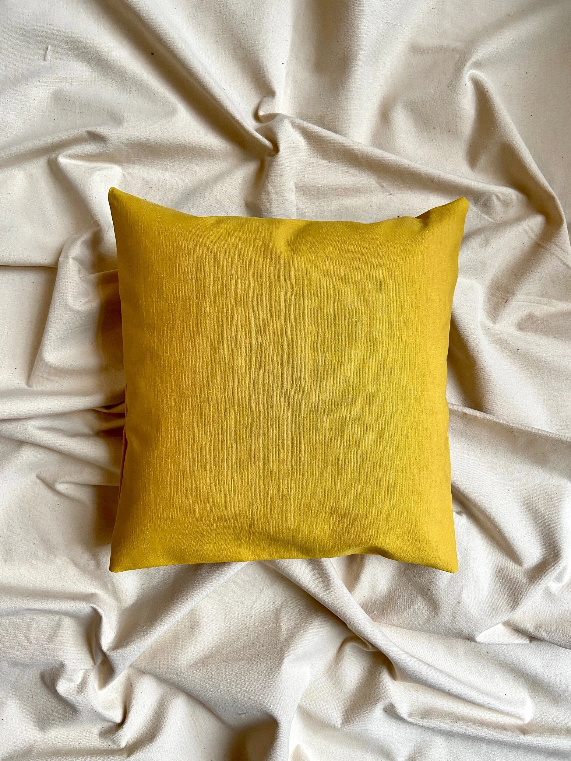 housse-coussin-toile-ciree-jaune-upcycle-linge-decoration-vintage-axs-design-paris-france
