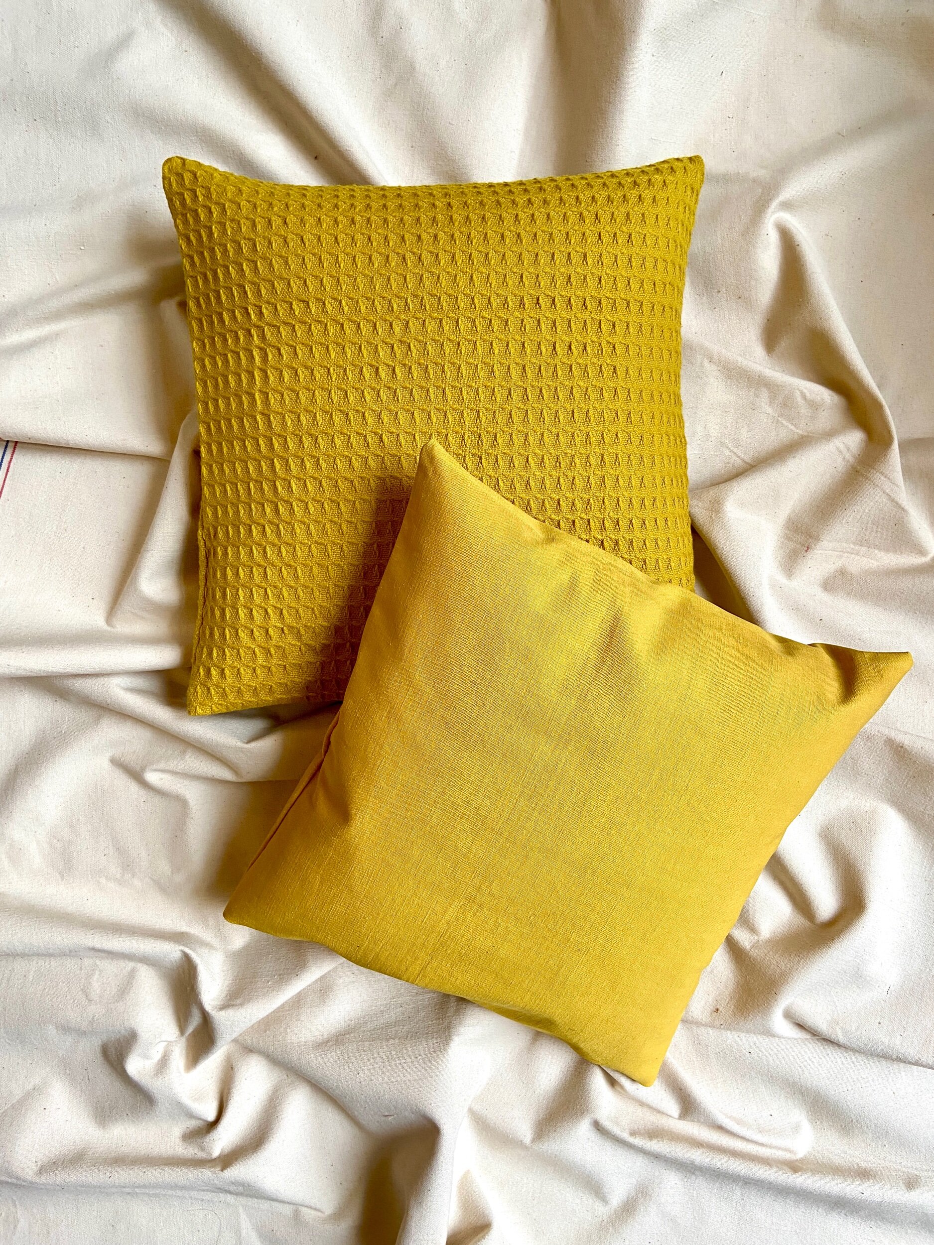 housse-coussin-toile-ciree-jaune-upcycle-linge-decoration-vintage-axs-design-paris-france