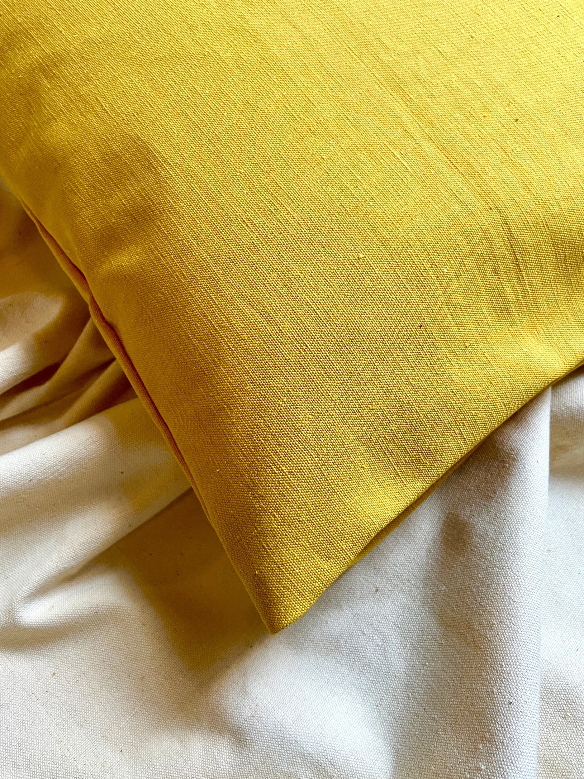 housse-coussin-toile-ciree-jaune-upcycle-linge-decoration-vintage-axs-design-paris-france
