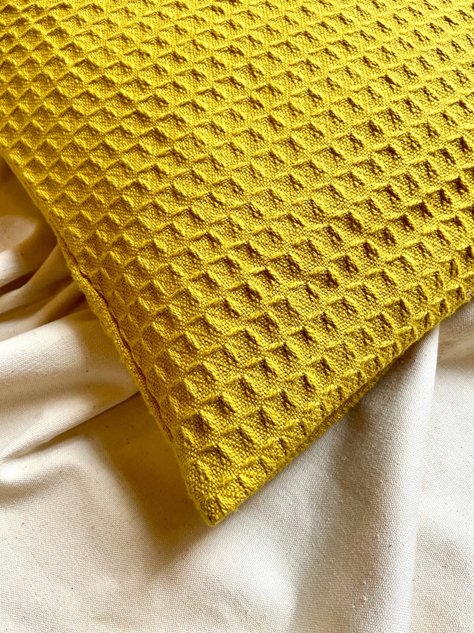 housse-coussin-upcycle-coton-jaune-linge-decoration-vintage-design-paris-france-axs-design