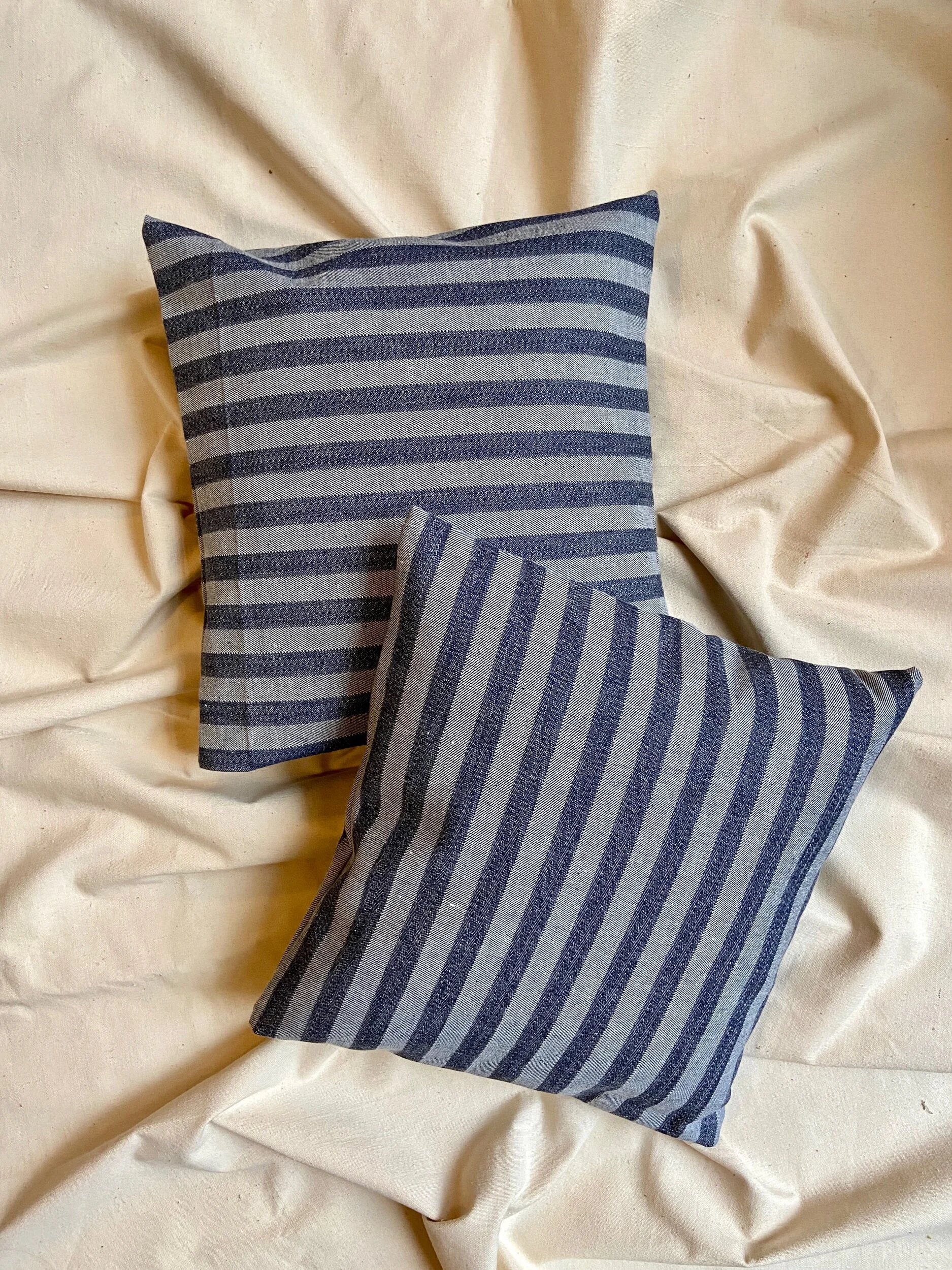 housse-coussin-upcycle-jean-coton-bleu-linge-decoration-vintage-axs-design-paris-france