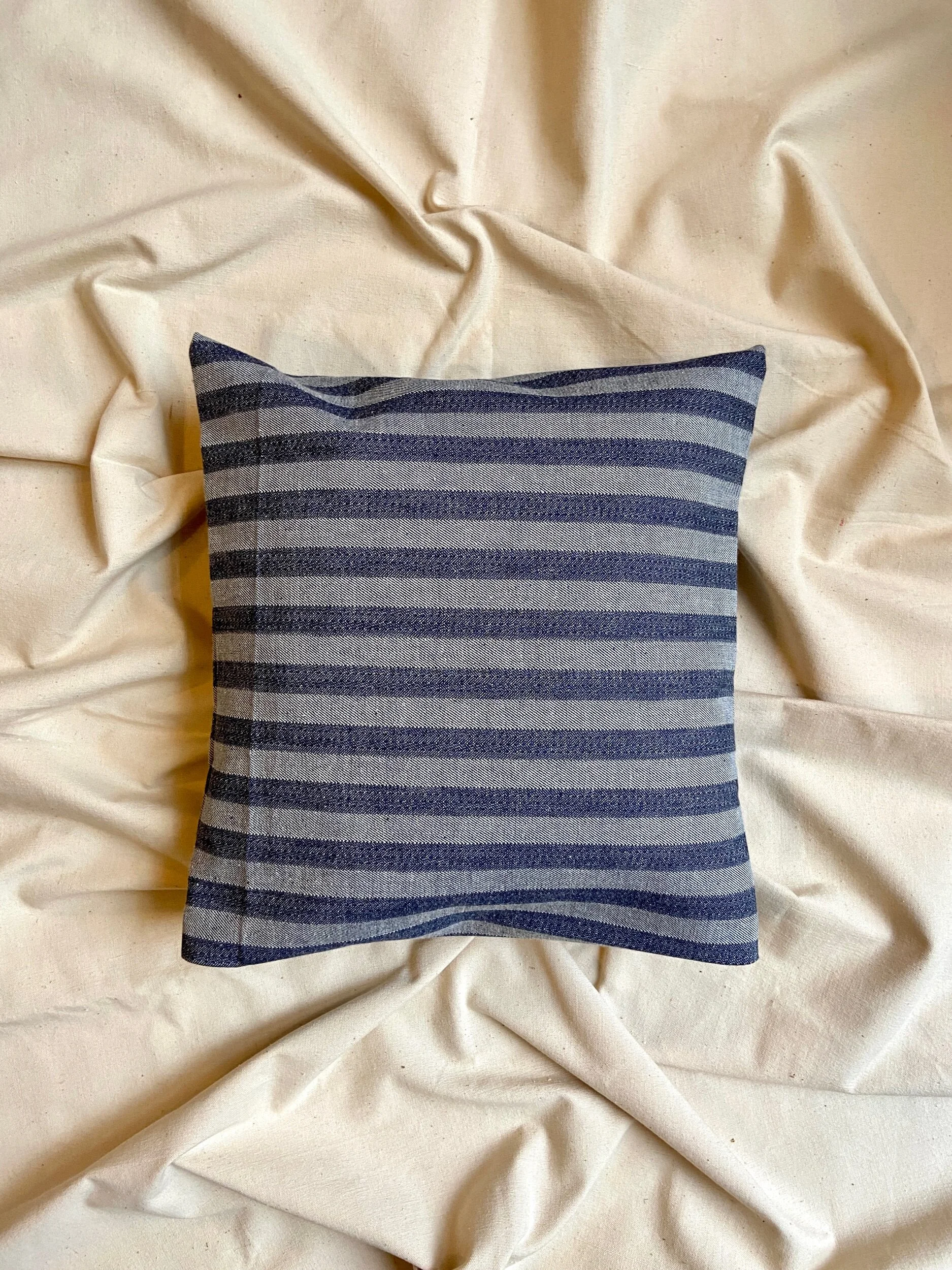 housse-coussin-upcycle-jean-coton-bleu-linge-decoration-vintage-axs-design-paris-france