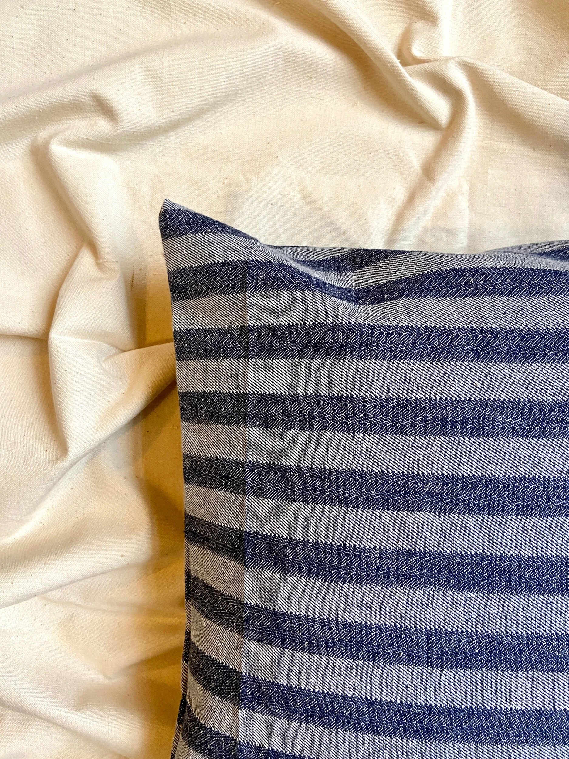 housse-coussin-upcycle-jean-coton-bleu-linge-decoration-vintage-axs-design-paris-france