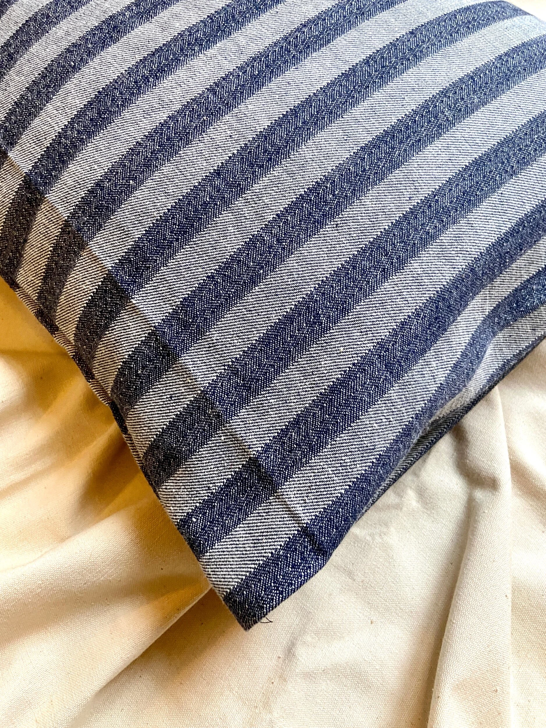 housse-coussin-upcycle-jean-coton-bleu-linge-decoration-vintage-axs-design-paris-france