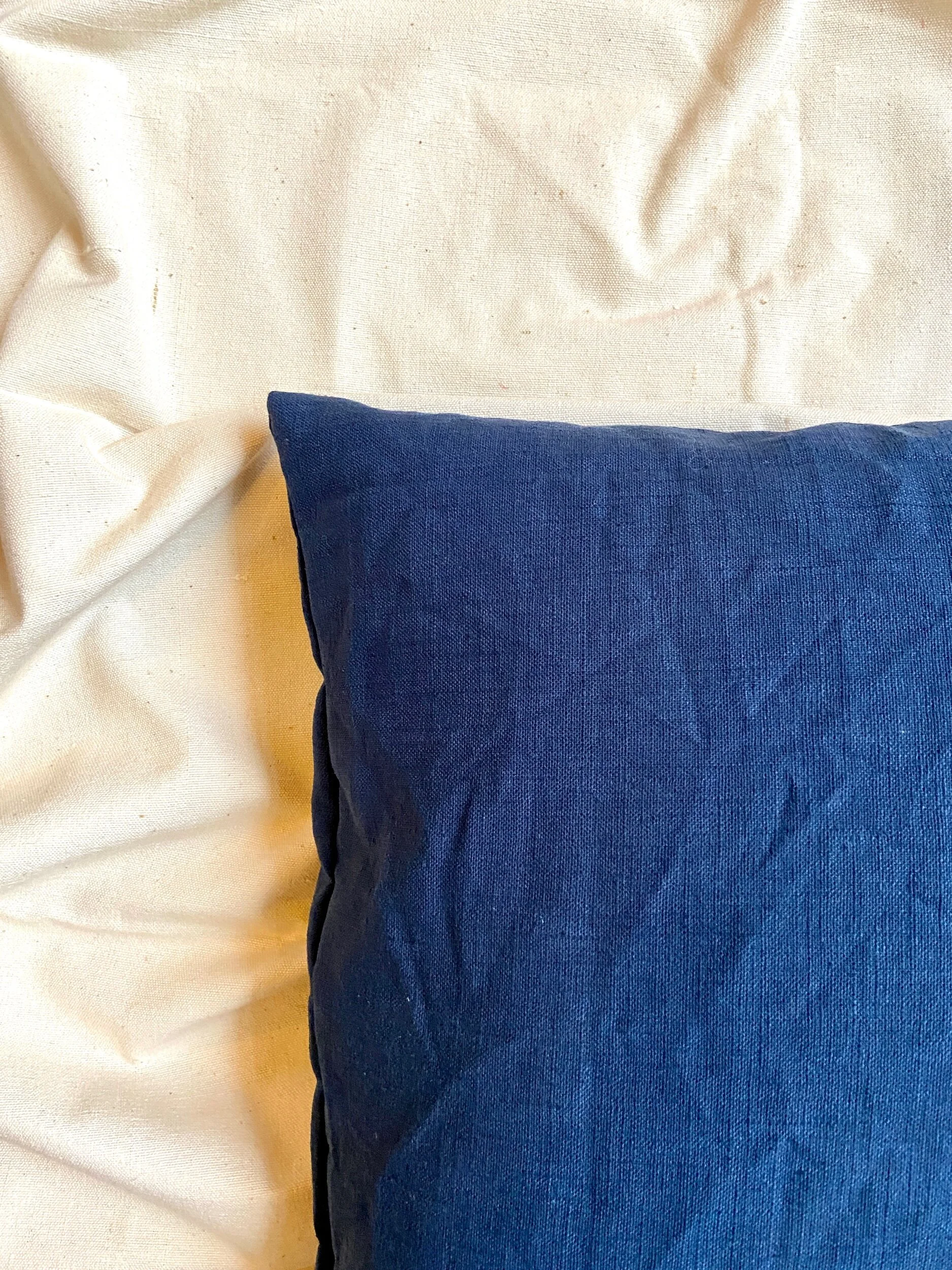 housse-coussin-upcycle-lin-bleu-linge-decoration-vintage-axs-design-paris-france