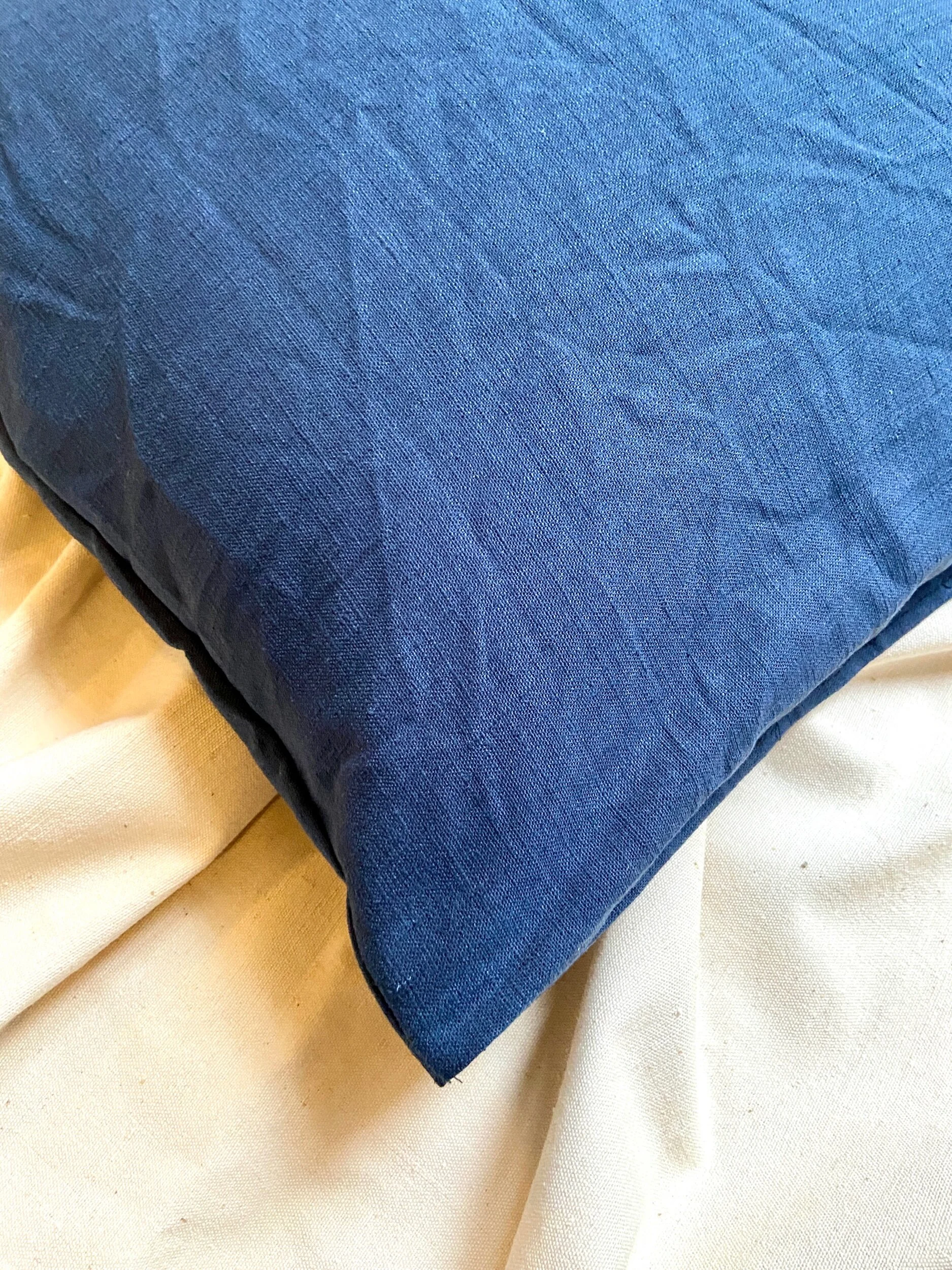housse-coussin-upcycle-lin-bleu-linge-decoration-vintage-axs-design-paris-france