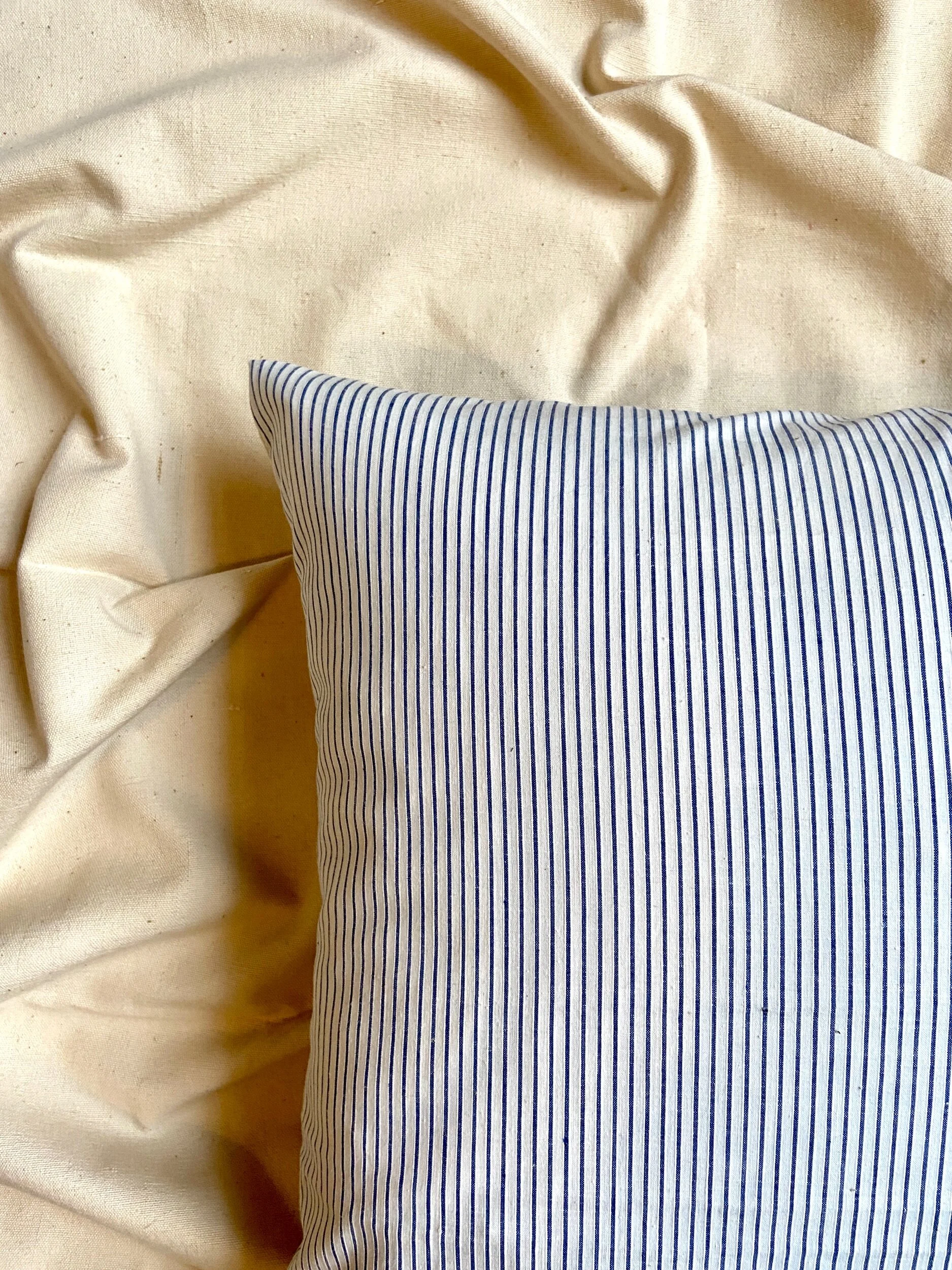 housse-coussin-upcycle-coton-raye-bleu-linge-vintage-decoration-vintage-axs-design-paris-france