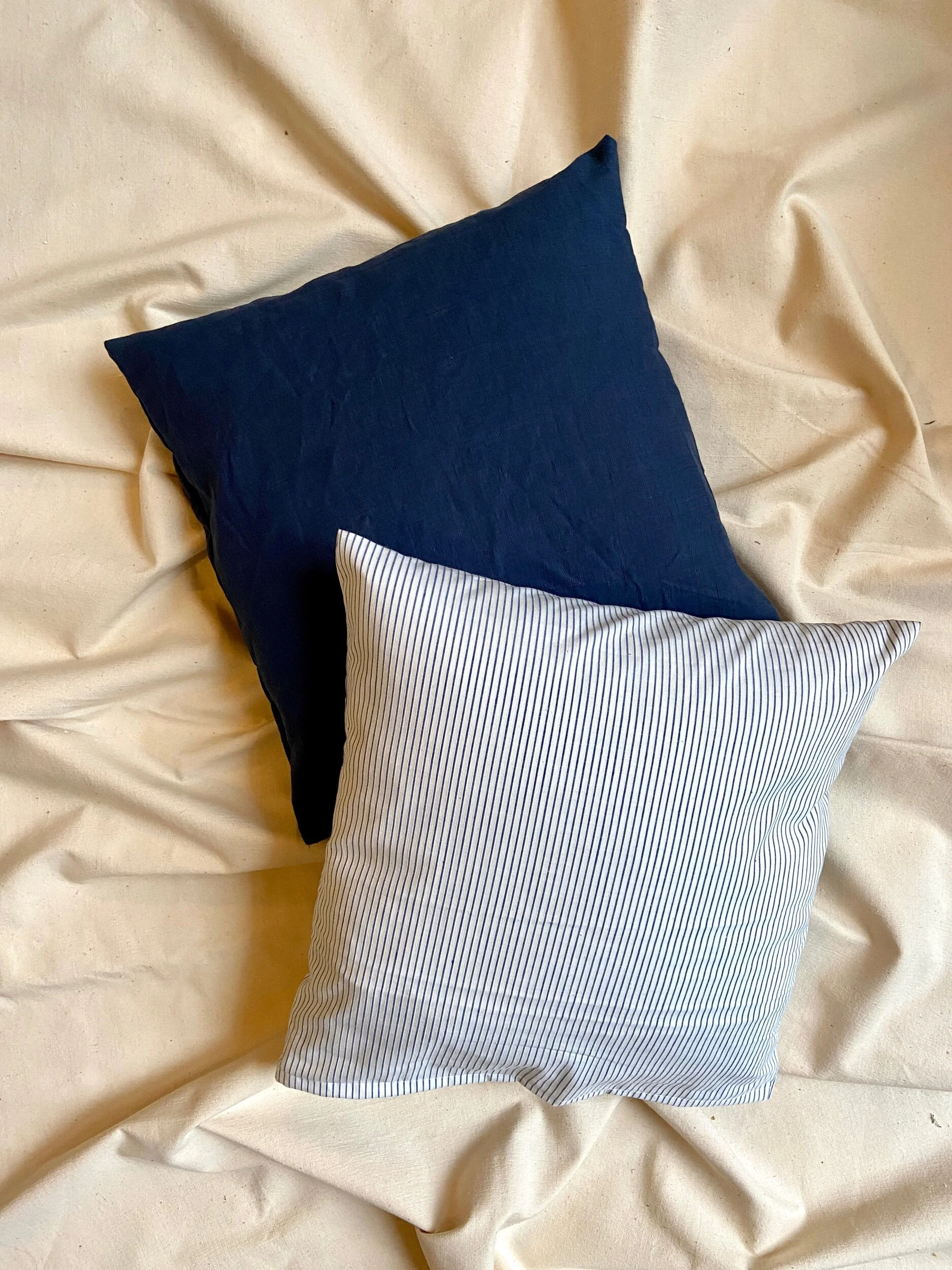 housse-coussin-upcycle-coton-raye-bleu-linge-vintage-decoration-vintage-axs-design-paris-france