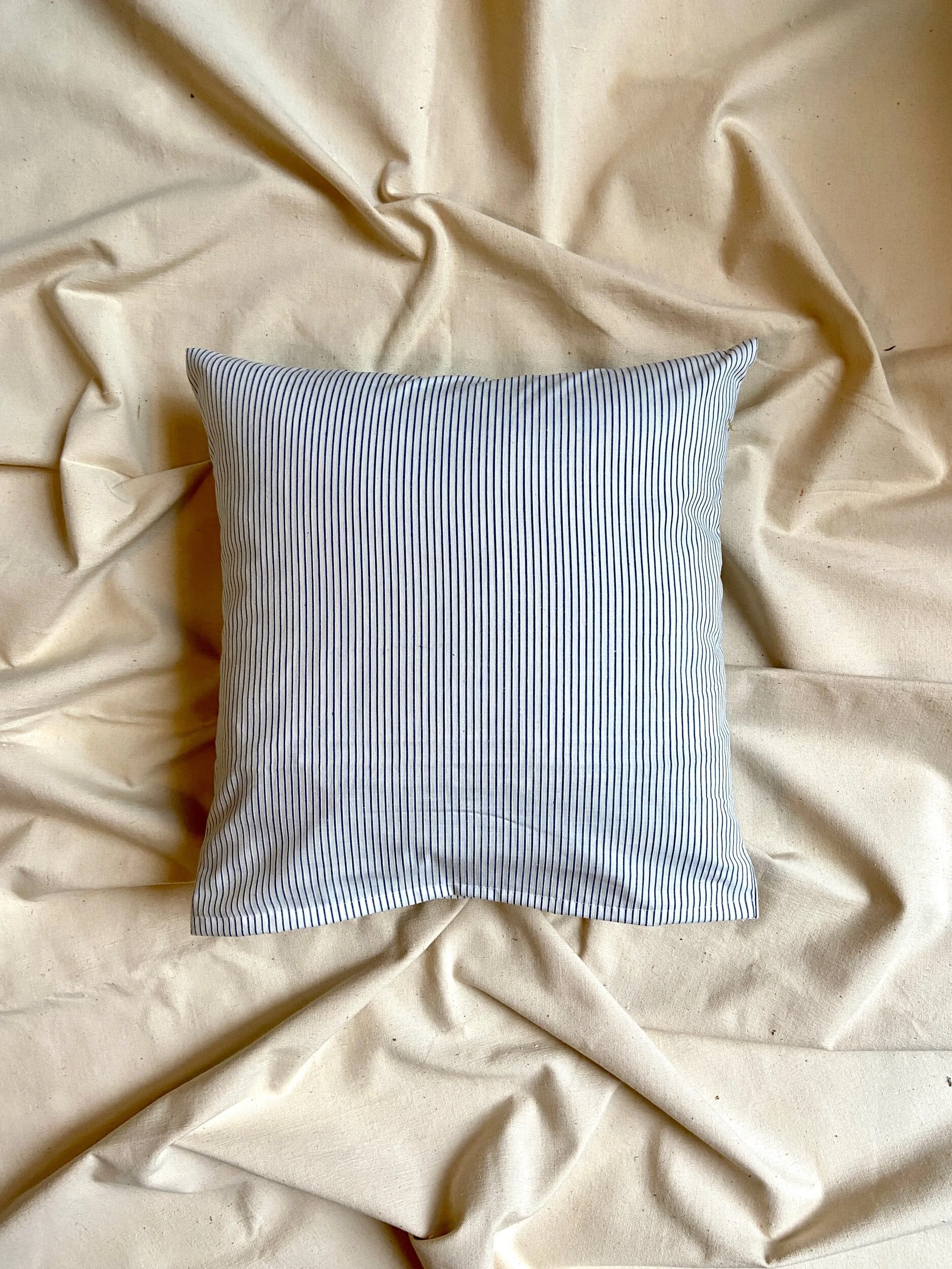 housse-coussin-upcycle-coton-raye-bleu-linge-vintage-decoration-vintage-axs-design-paris-france