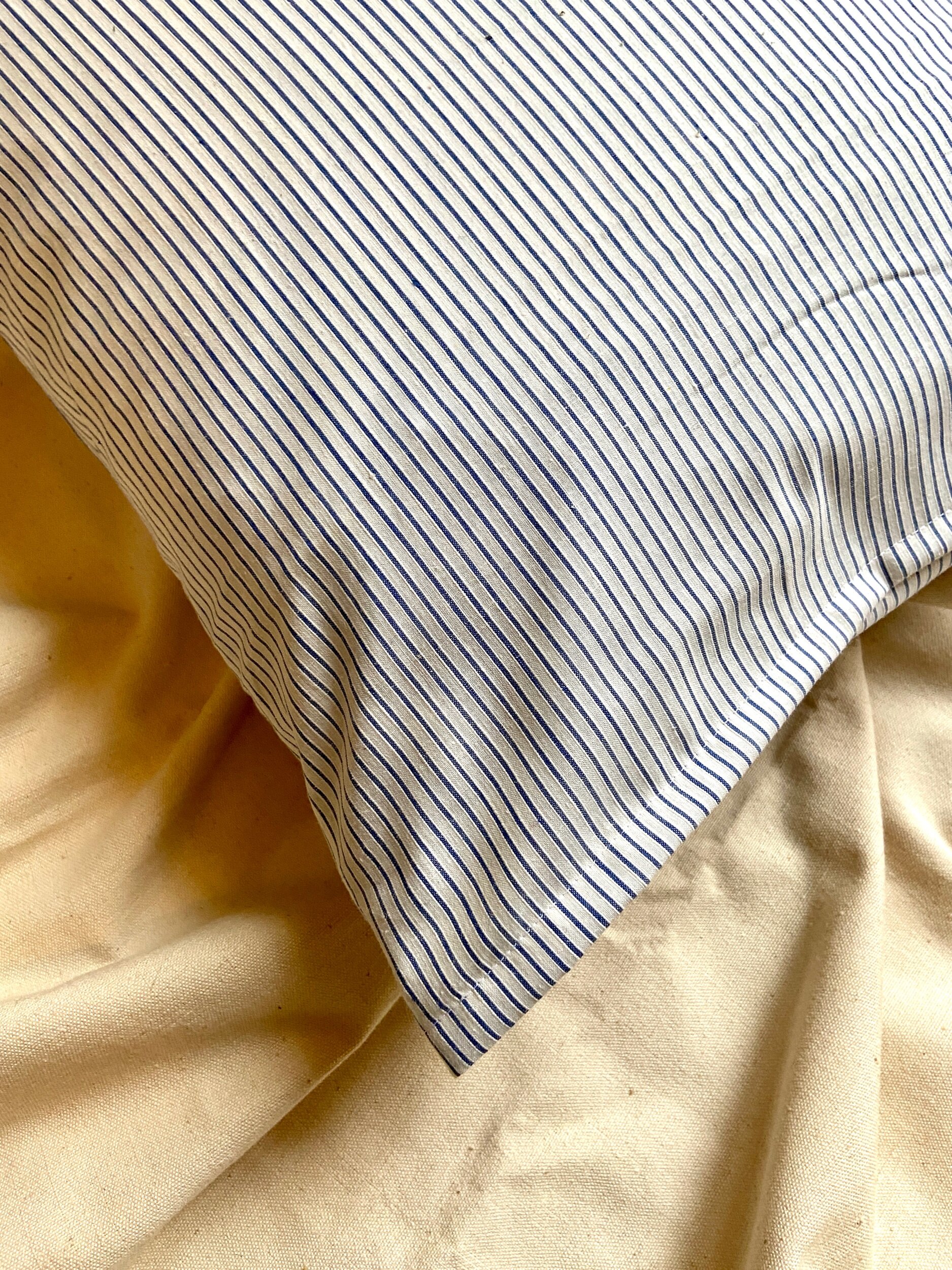 housse-coussin-upcycle-coton-raye-bleu-linge-vintage-decoration-vintage-axs-design-paris-france