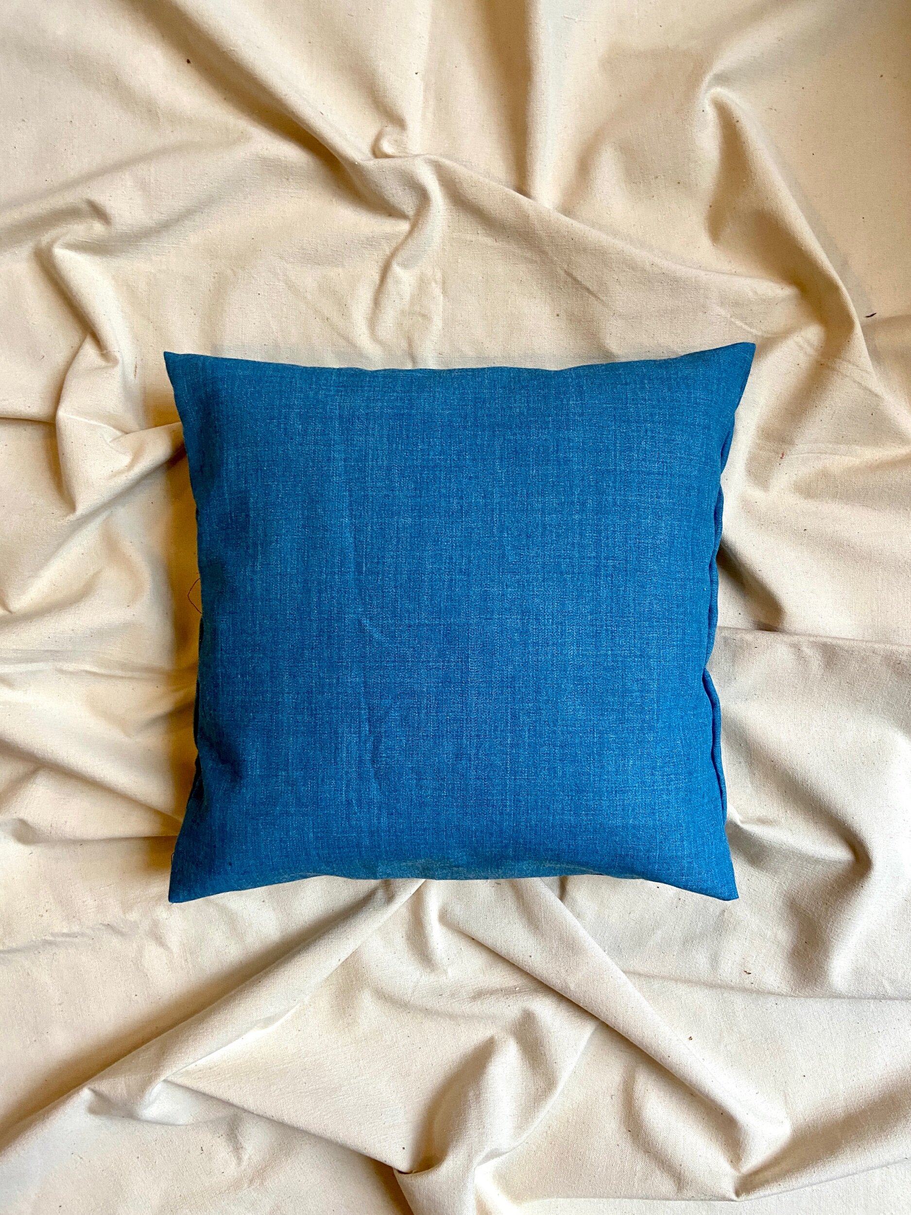 housse-coussin-upcycle-coton-bleu-linge-decoration-vintage-axs-design-paris-france