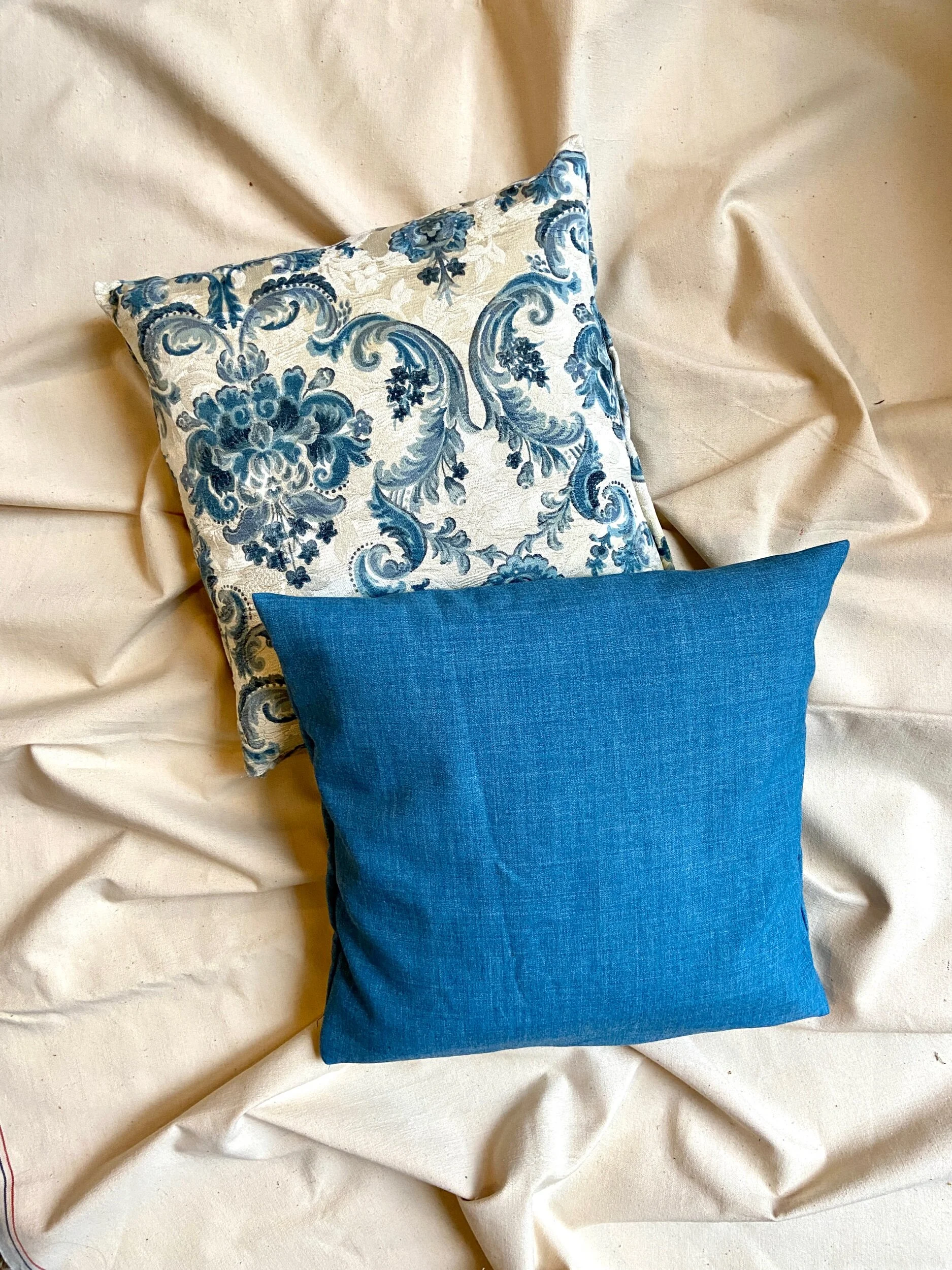 housse-coussin-upcycle-coton-bleu-linge-decoration-vintage-axs-design-paris-france