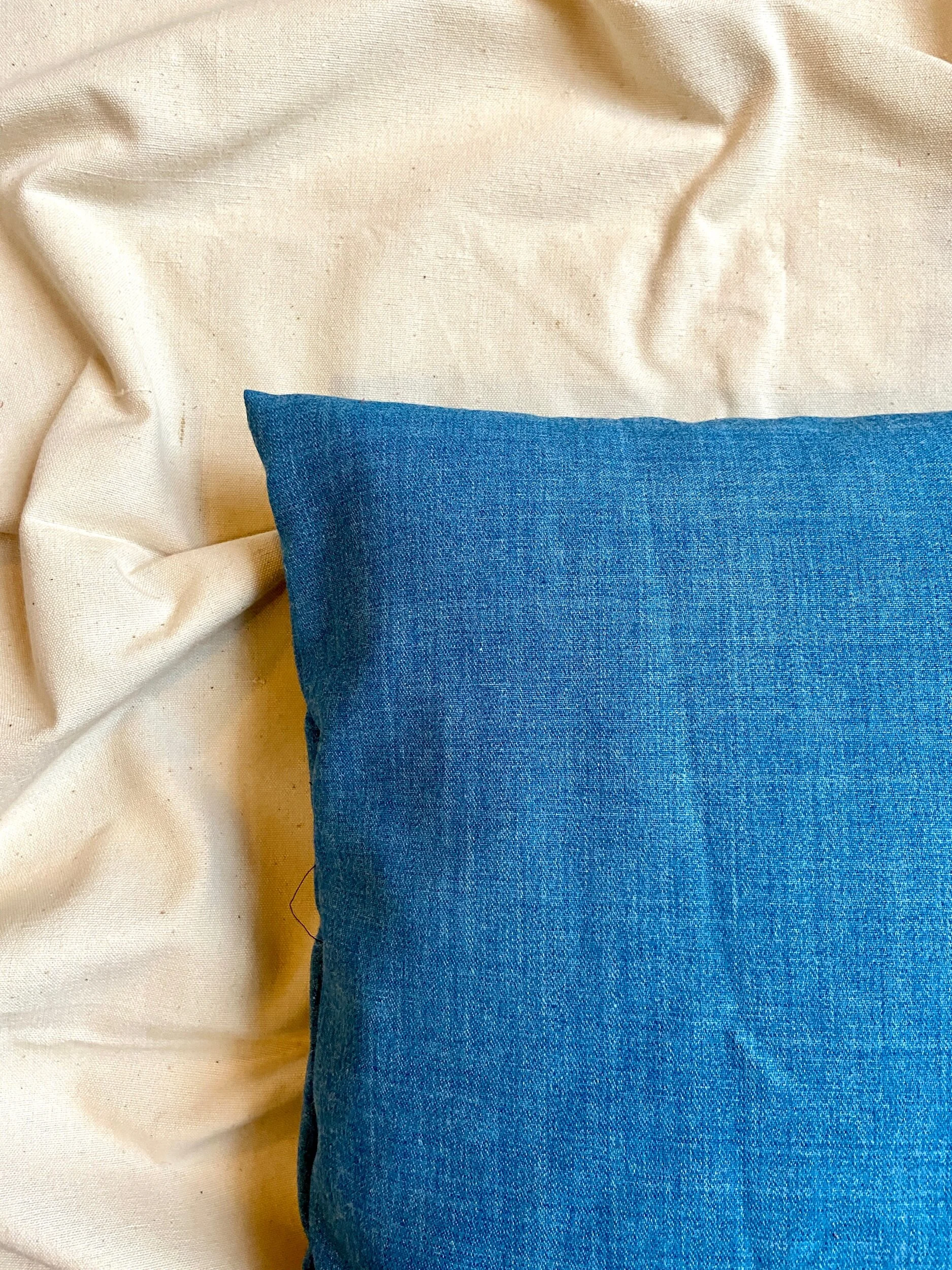 housse-coussin-upcycle-coton-bleu-linge-decoration-vintage-axs-design-paris-france