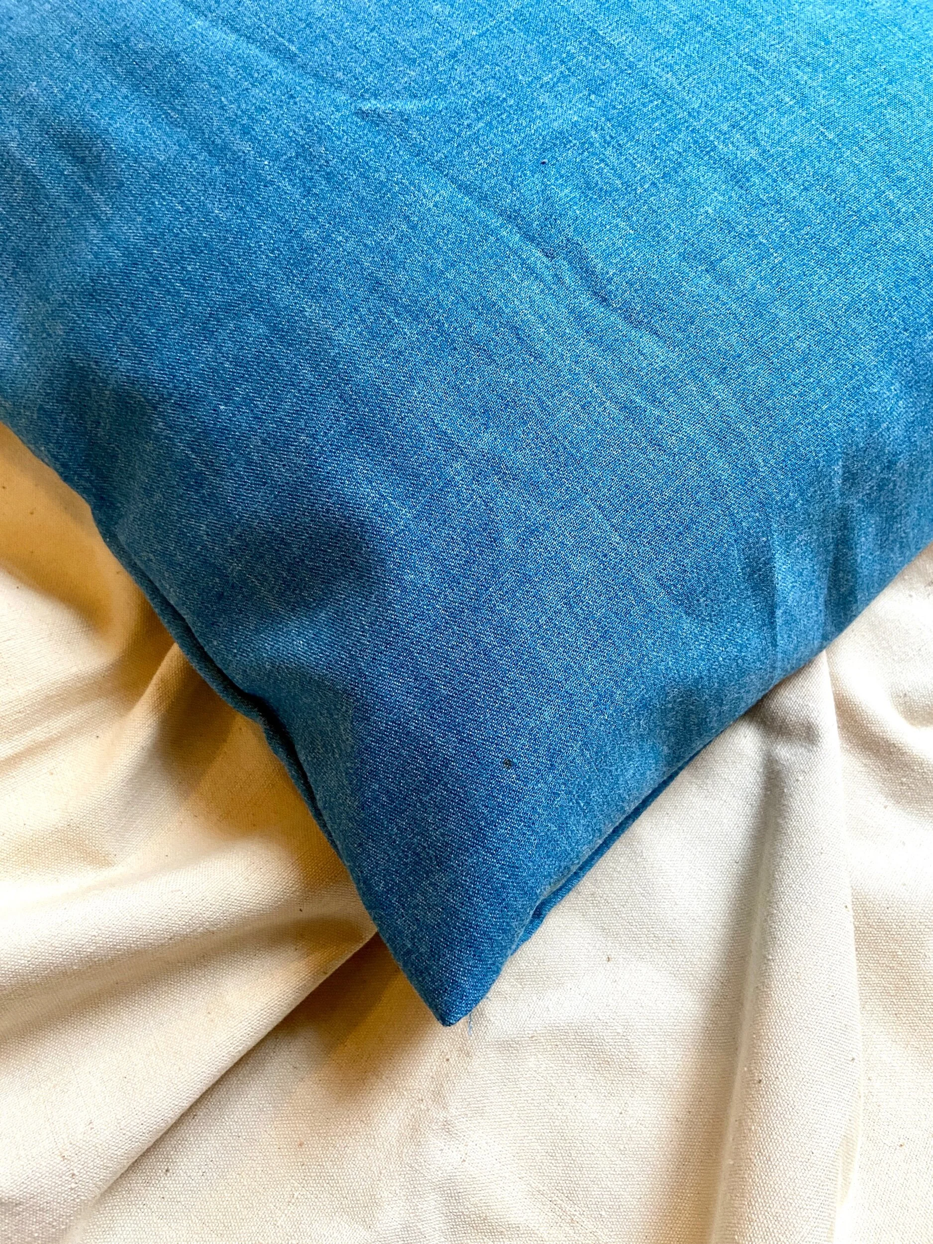 housse-coussin-upcycle-coton-bleu-linge-decoration-vintage-axs-design-paris-france