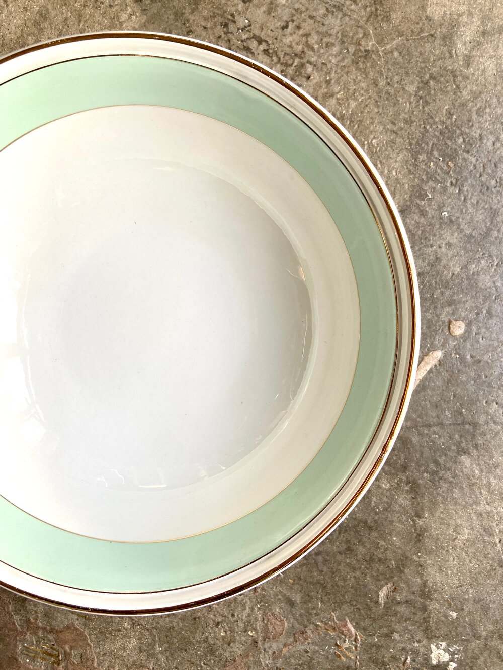 Saladier Luneville en porcelaine opaque vert d'eau et dorée — AXS Design