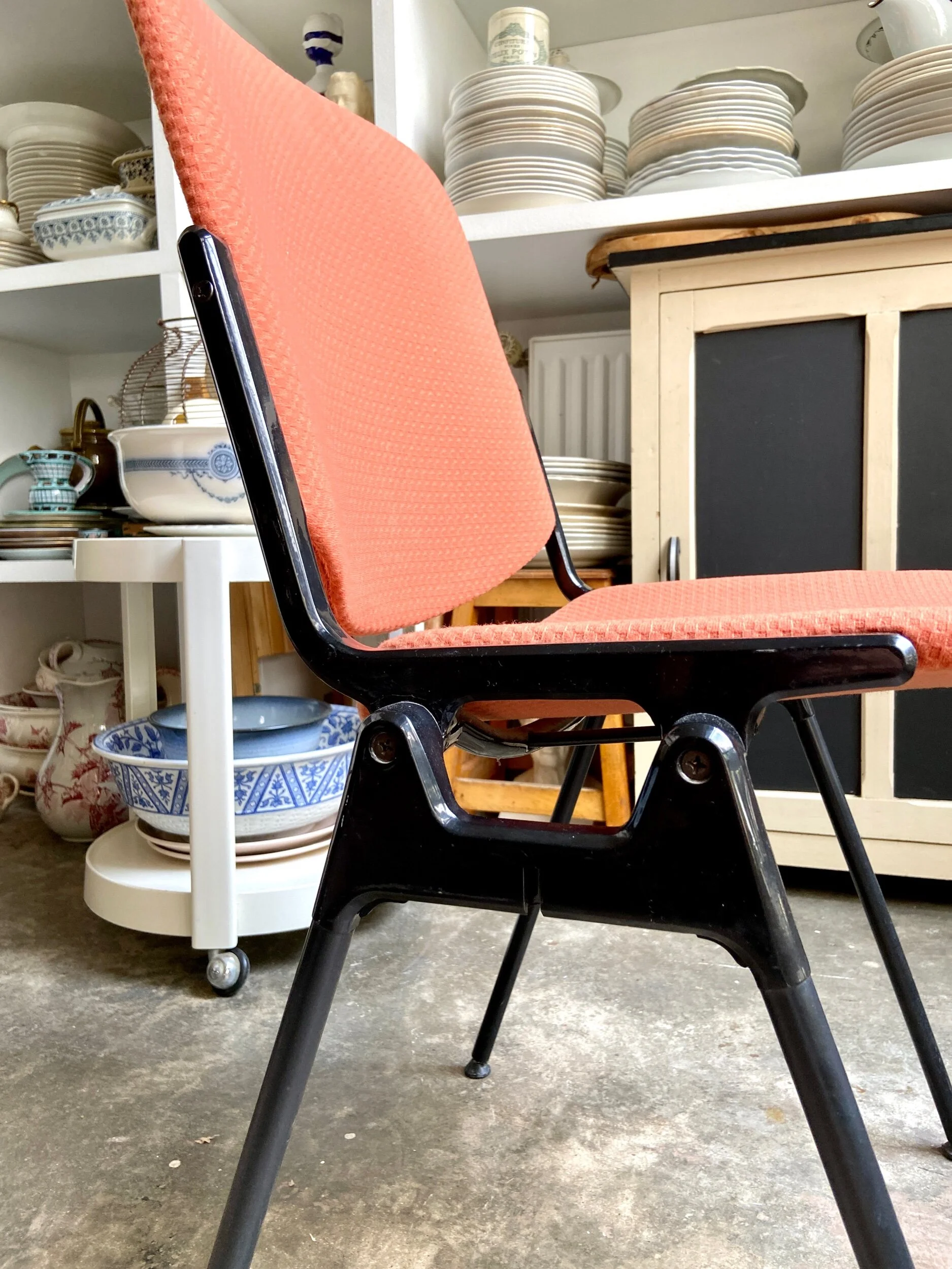 chaise-giancarlo-piretti-castelli-italie-coton-peche-metal-noir-assise-vintage-axs-design-paris-france