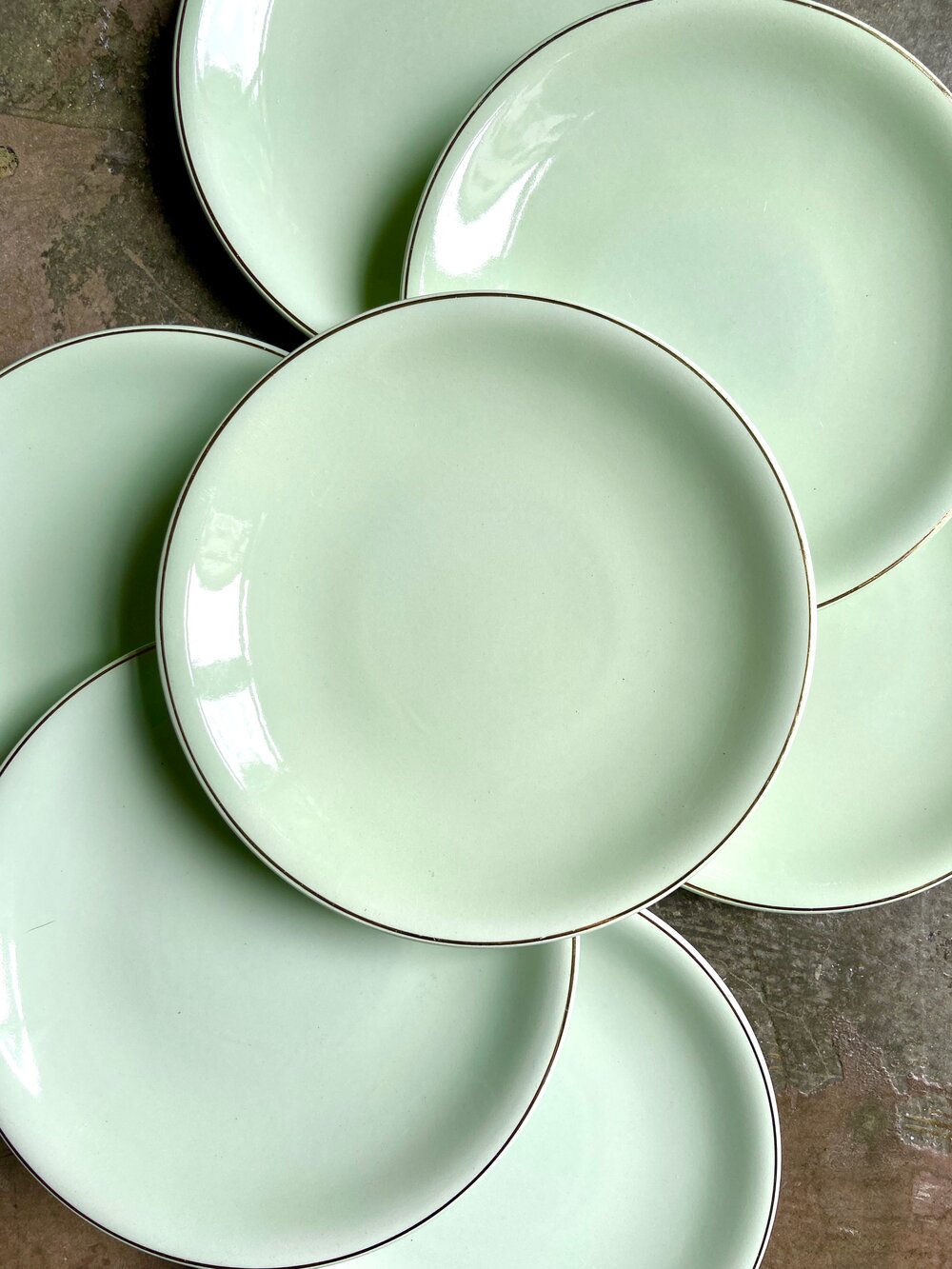 7 assiettes plates Salins en porcelaine opaque vert d'eau, service