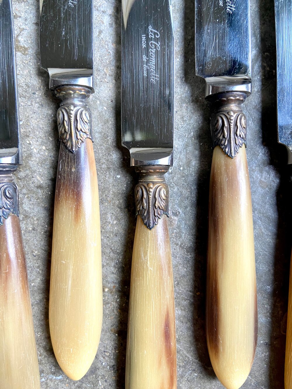 6 couteaux La Trompette en corne beige et inox — AXS Design