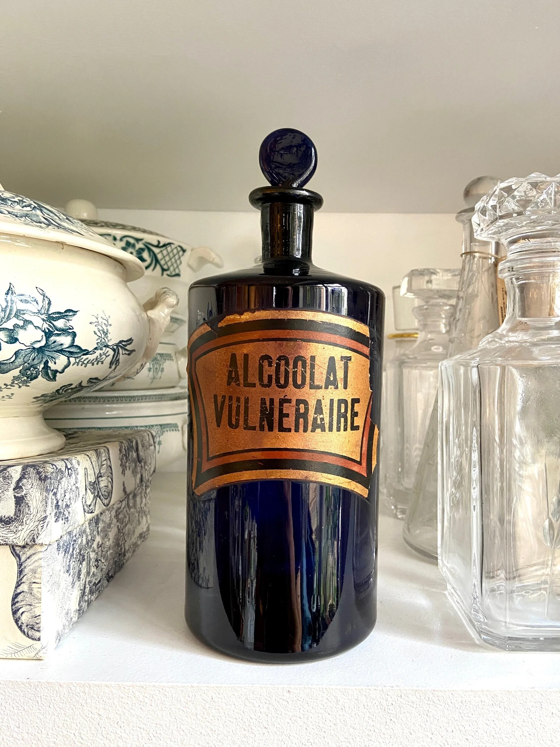 alcoolat-vulneraire-flacon-apothicaire-verre-bleu-decoration-vintage-axs-design-paris-france