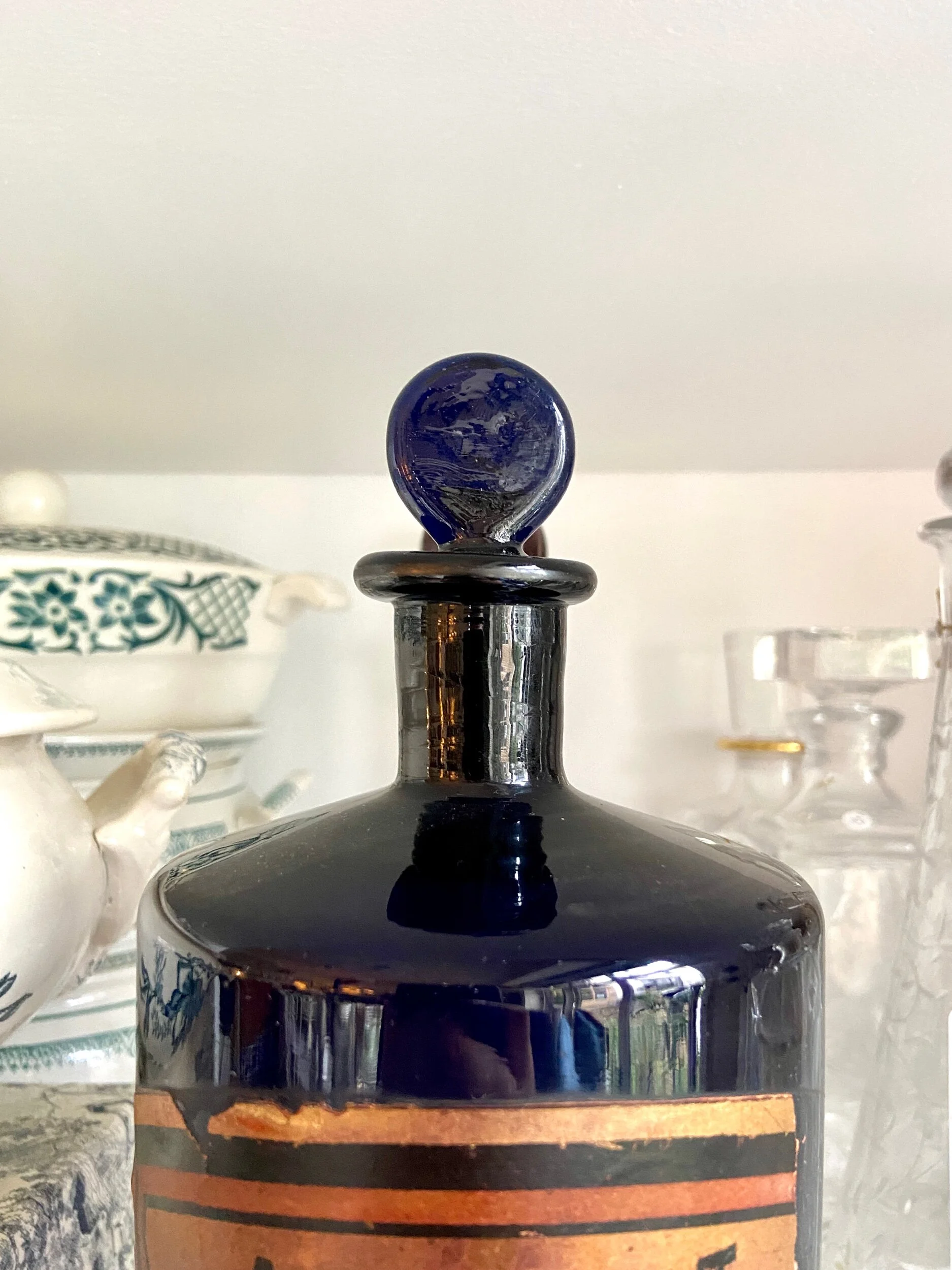 alcoolat-vulneraire-flacon-apothicaire-verre-bleu-decoration-vintage-axs-design-paris-france