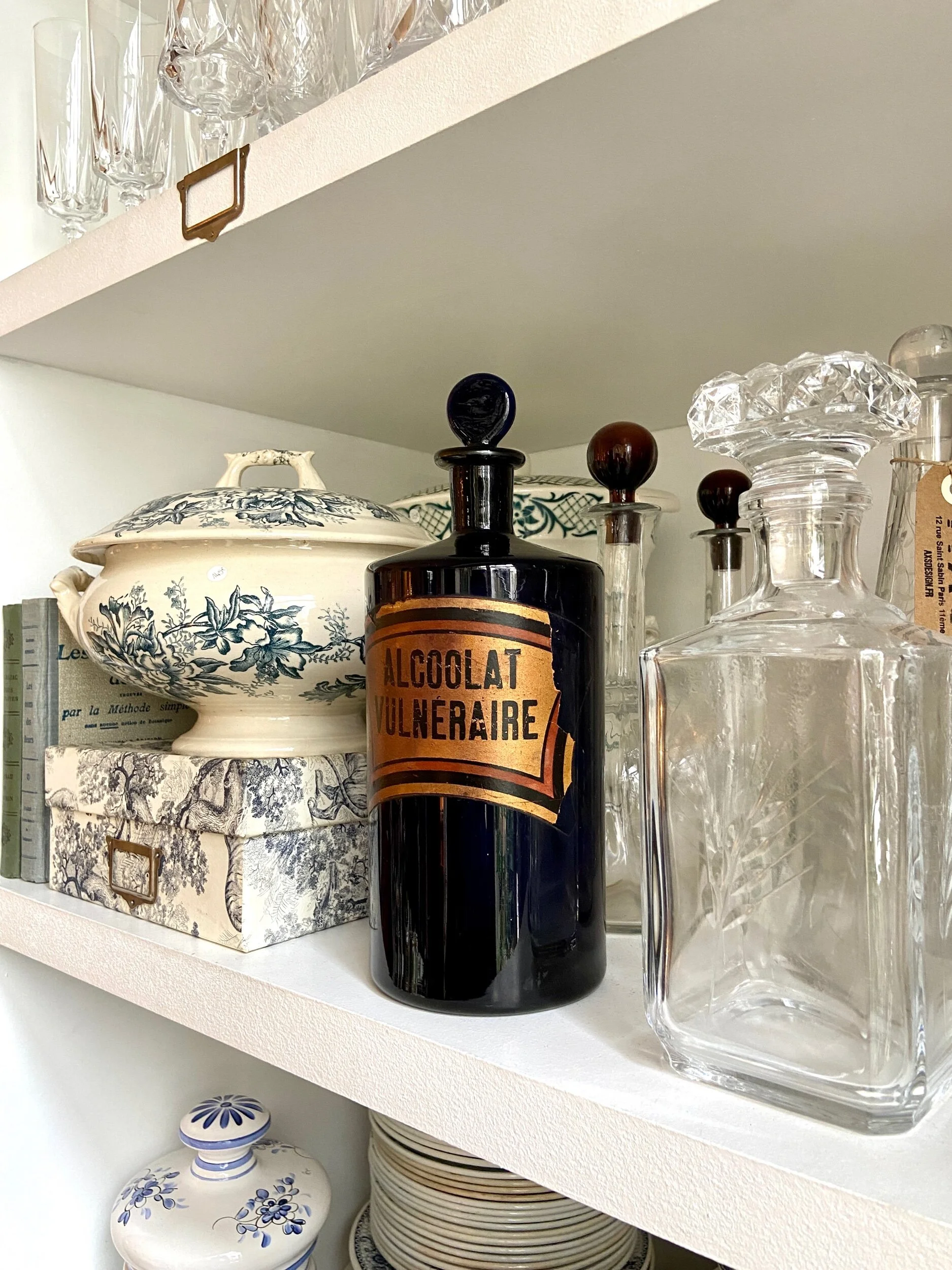 alcoolat-vulneraire-flacon-apothicaire-verre-bleu-decoration-vintage-axs-design-paris-france