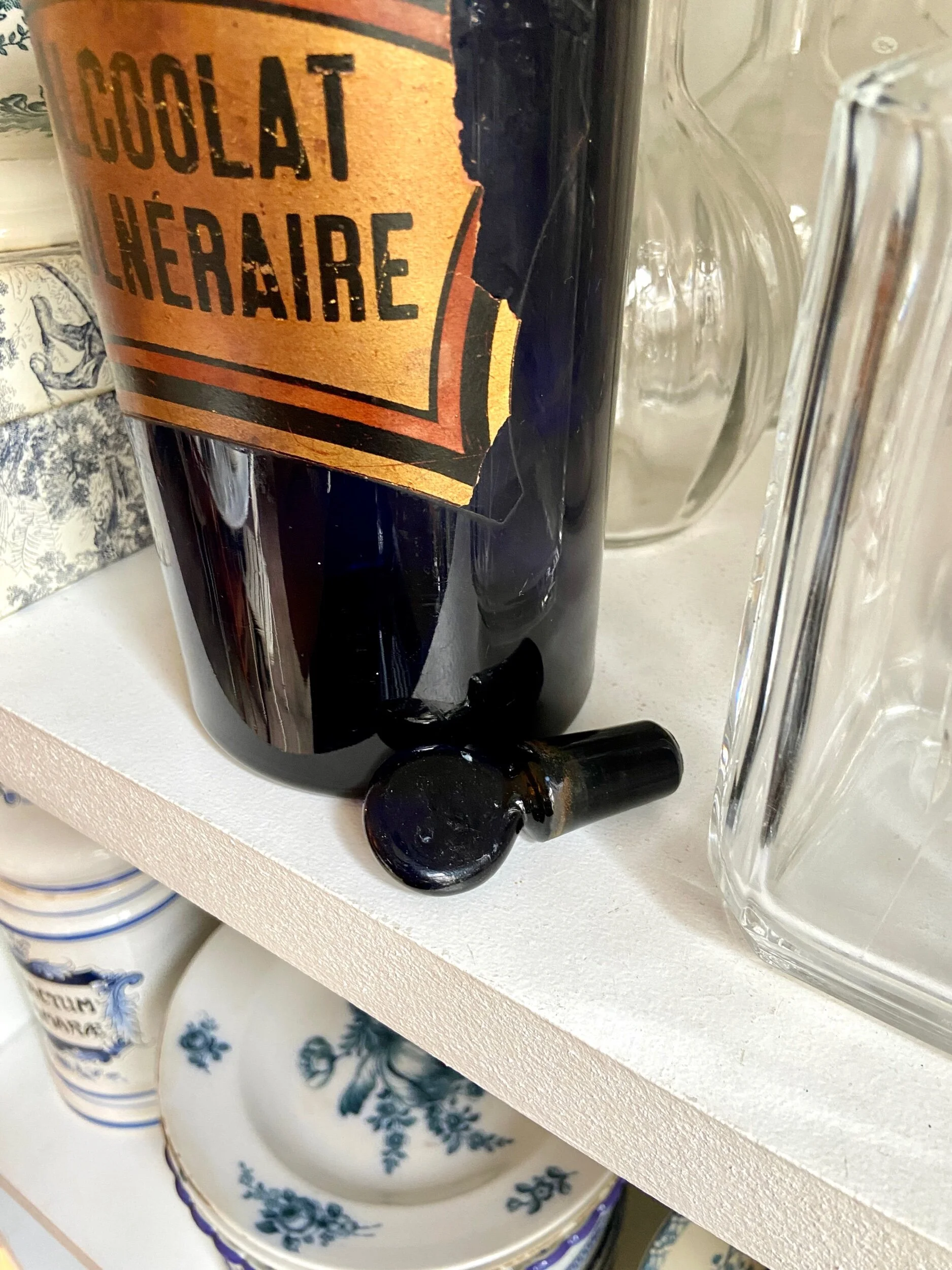 alcoolat-vulneraire-flacon-apothicaire-verre-bleu-decoration-vintage-axs-design-paris-france