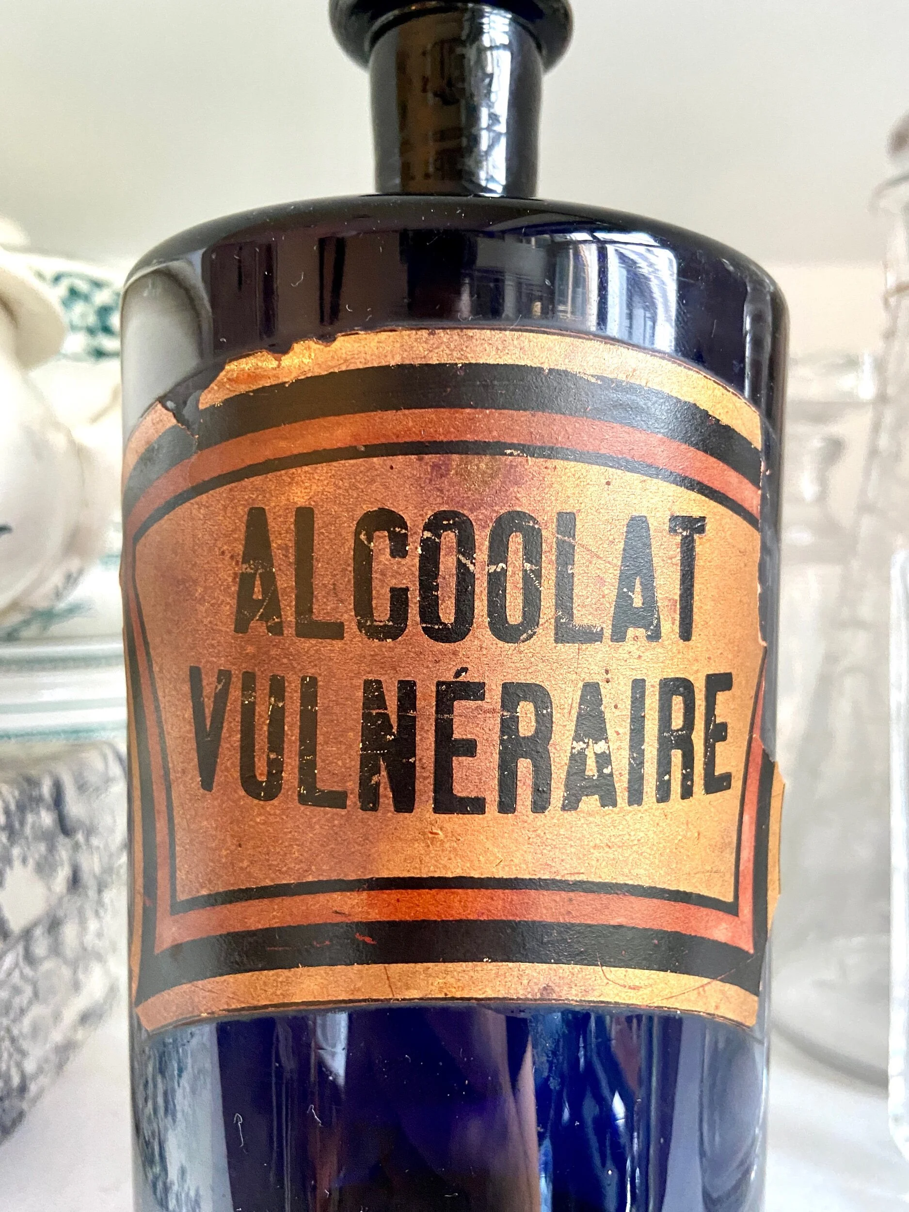alcoolat-vulneraire-flacon-apothicaire-verre-bleu-decoration-vintage-axs-design-paris-france