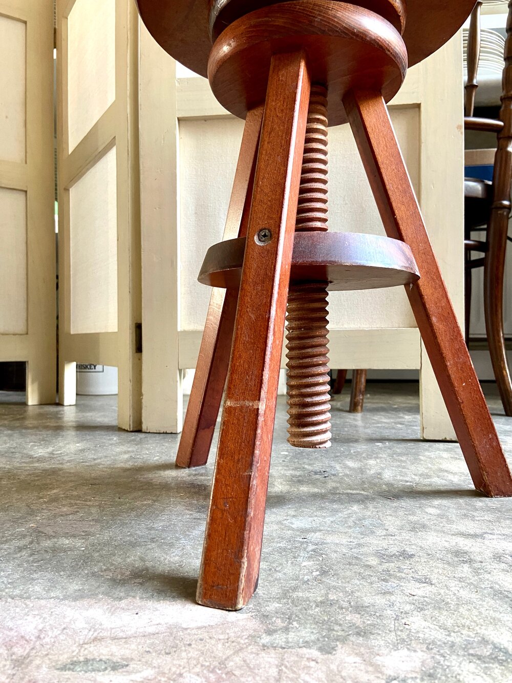 Tabouret tripode à vis en bois foncé — AXS Design