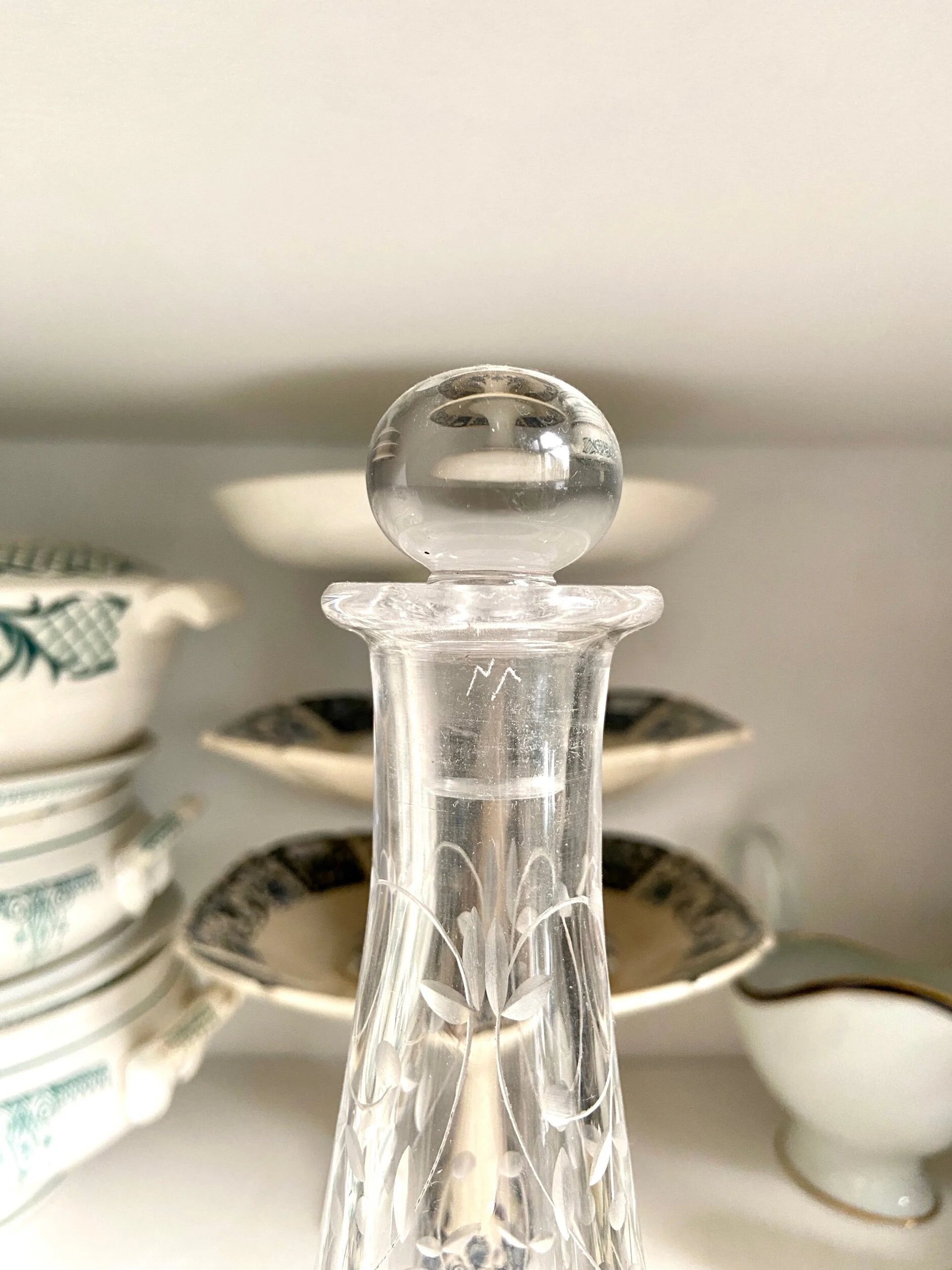 carafe-liqueur-saint-louis-cristal-cisele-transparent-fleurs-art-table-vaisselle-vintage-axs-design-paris-france