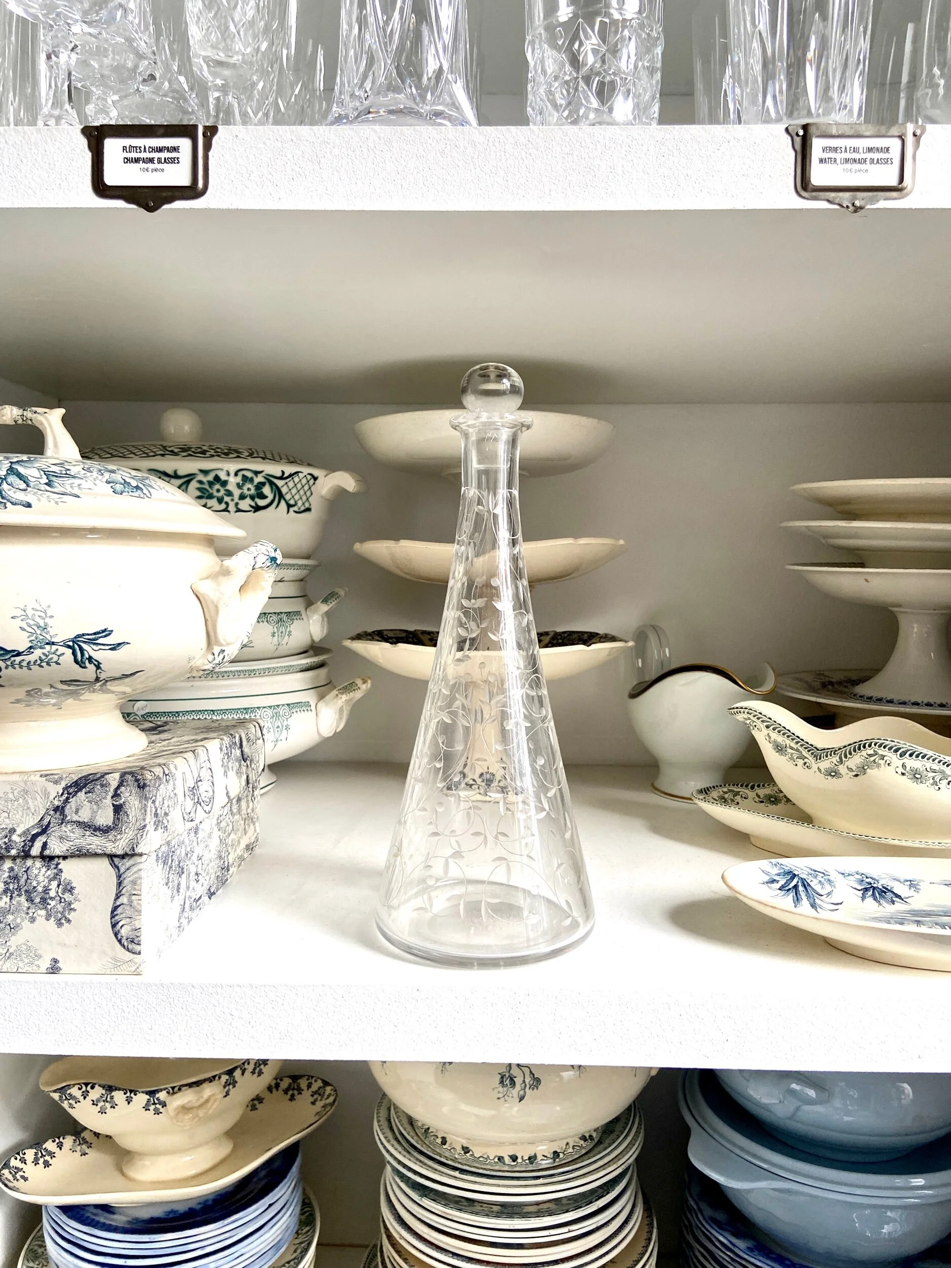 carafe-liqueur-saint-louis-cristal-cisele-transparent-fleurs-art-table-vaisselle-vintage-axs-design-paris-france