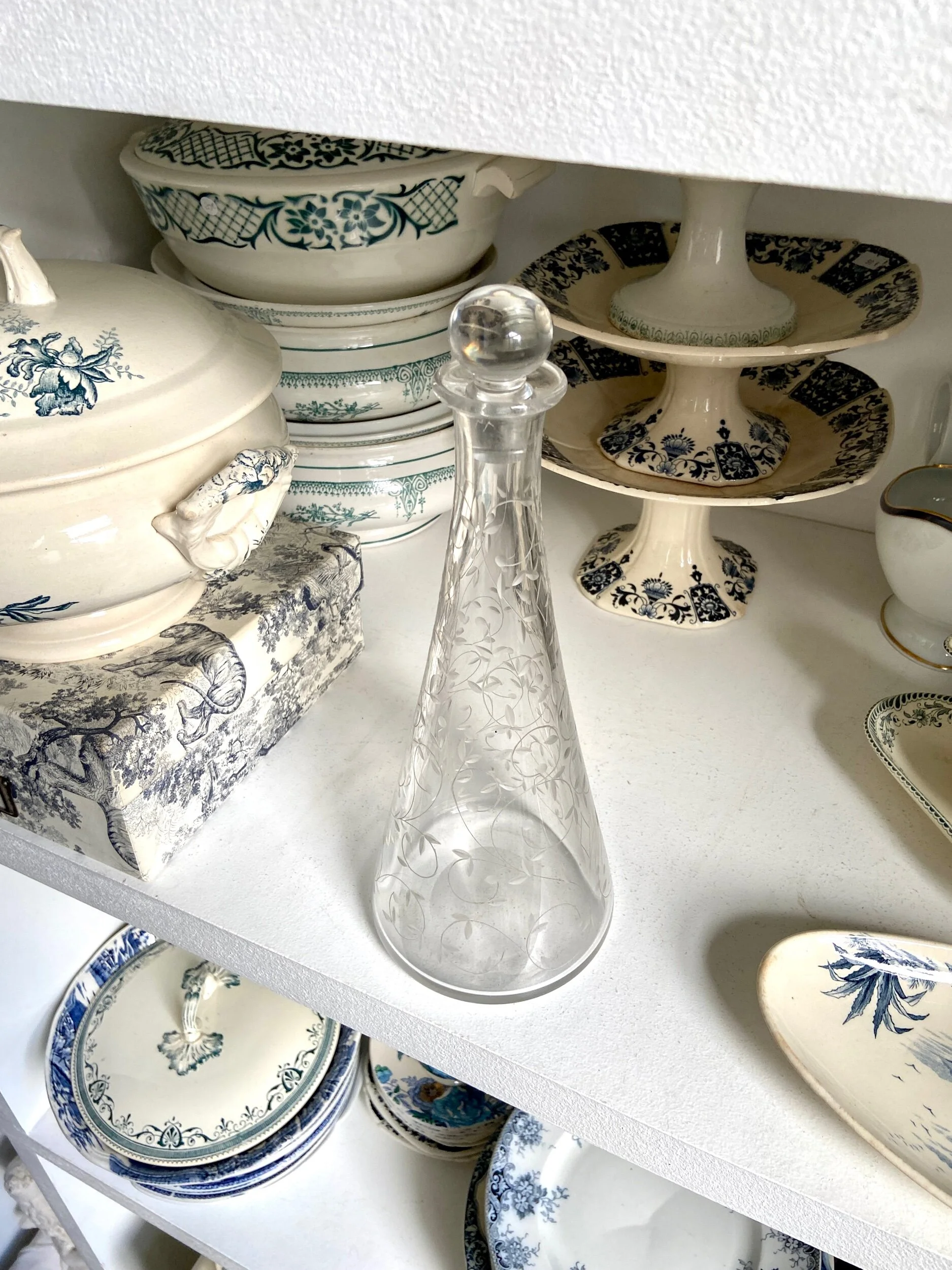 carafe-liqueur-saint-louis-cristal-cisele-transparent-fleurs-art-table-vaisselle-vintage-axs-design-paris-france