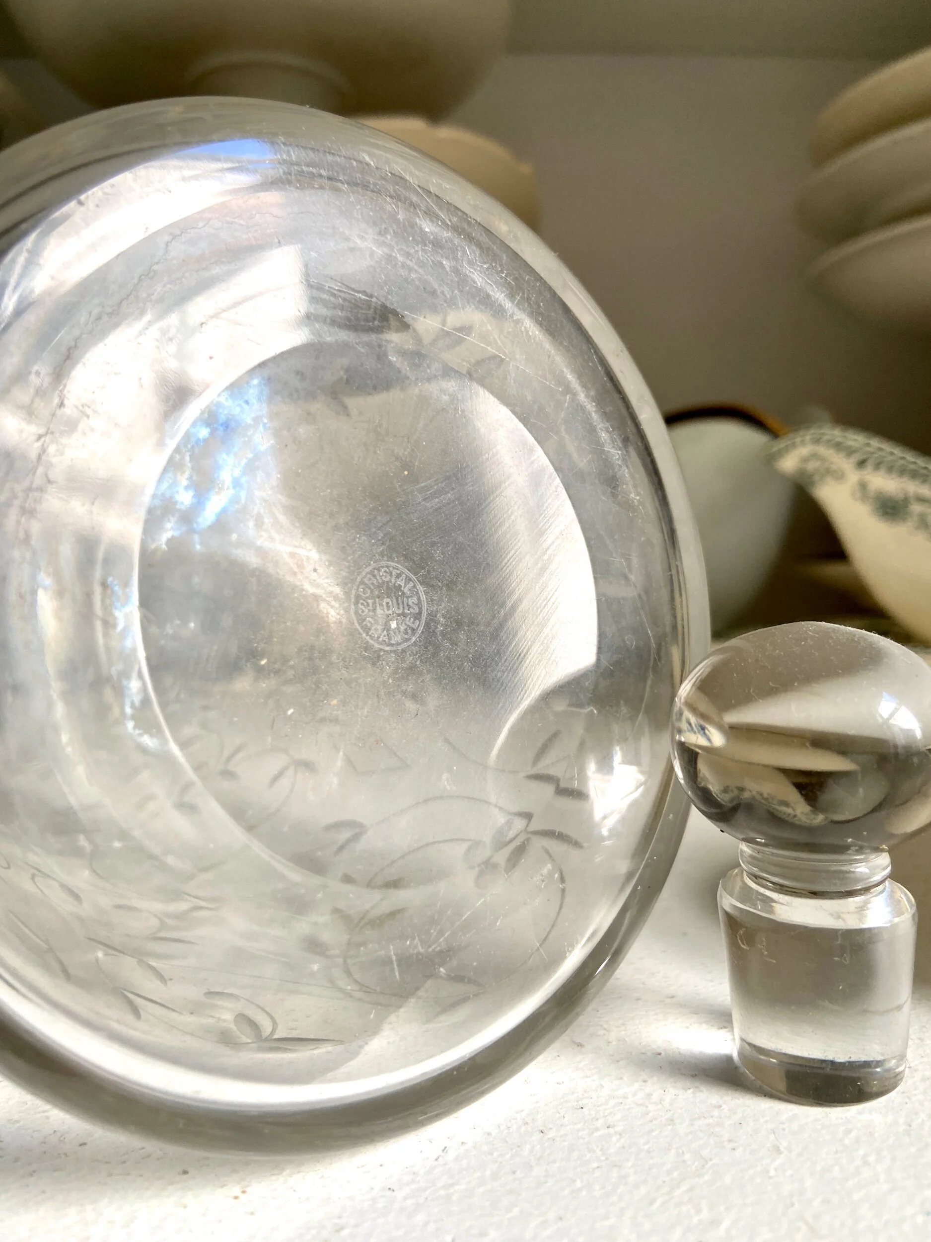 carafe-liqueur-saint-louis-cristal-cisele-transparent-fleurs-art-table-vaisselle-vintage-axs-design-paris-france