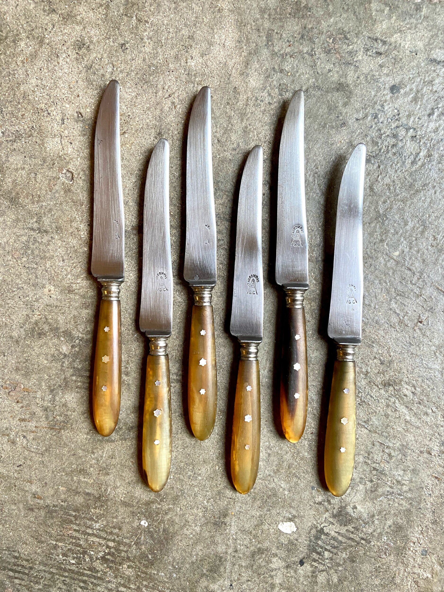6 couteaux La Trompette en corne beige et inox — AXS Design