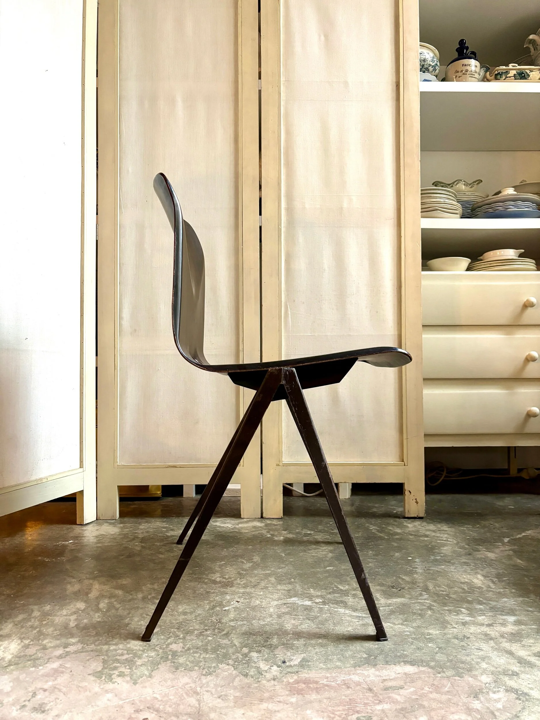 chaise-s22-pagholz-galvanitas-bois-metal-noir-assise-vintage-axs-design-paris-france