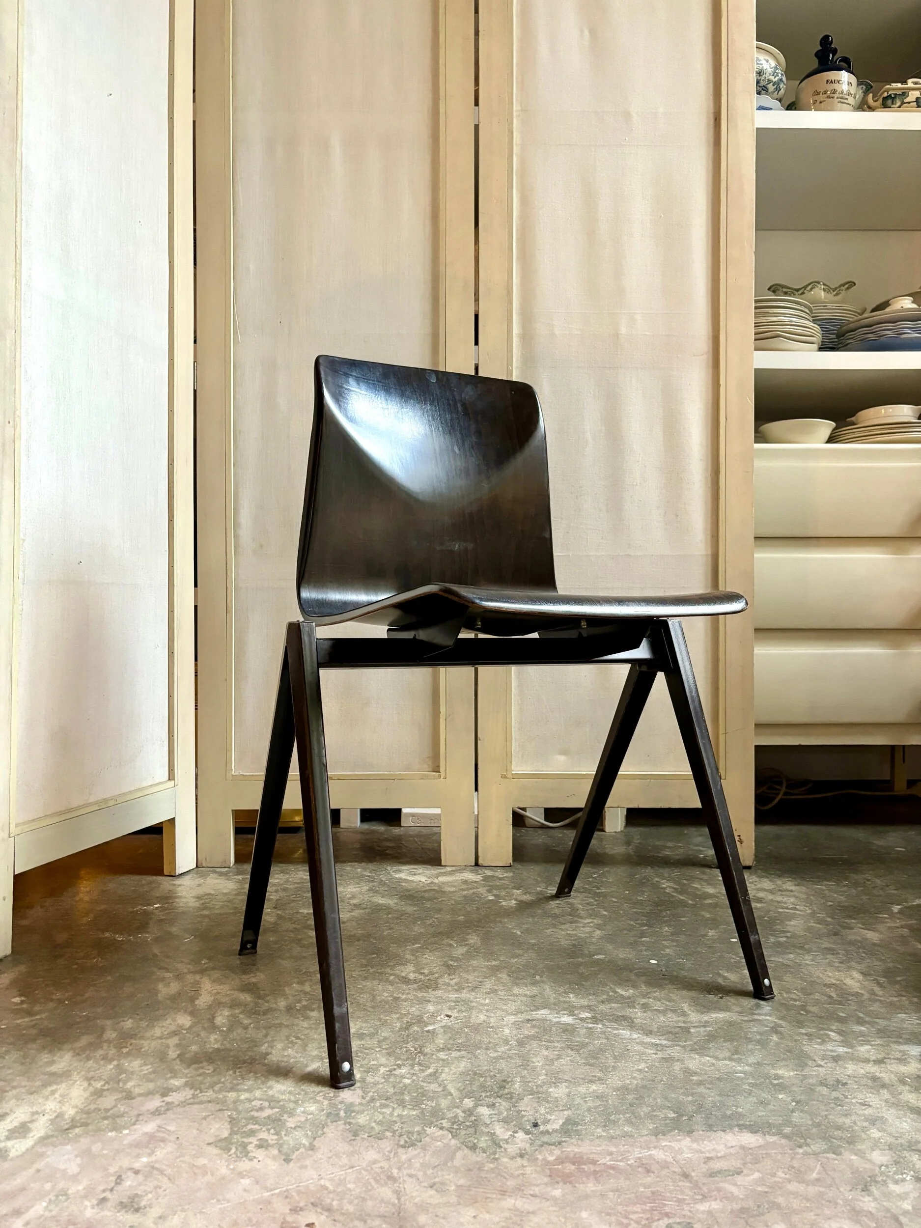 chaise-s22-pagholz-galvanitas-bois-metal-noir-assise-vintage-axs-design-paris-france