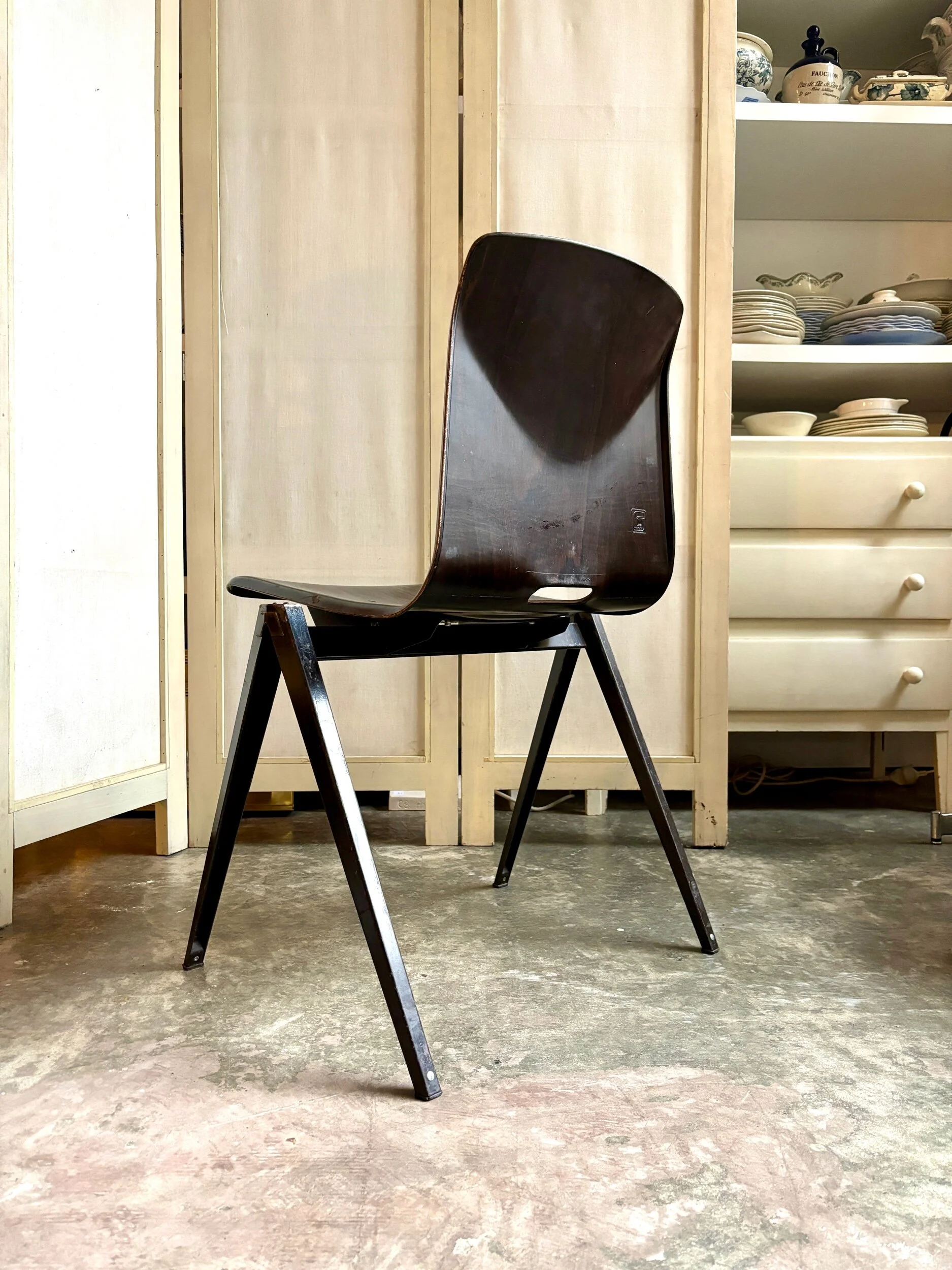 chaise-s22-pagholz-galvanitas-bois-metal-noir-assise-vintage-axs-design-paris-france