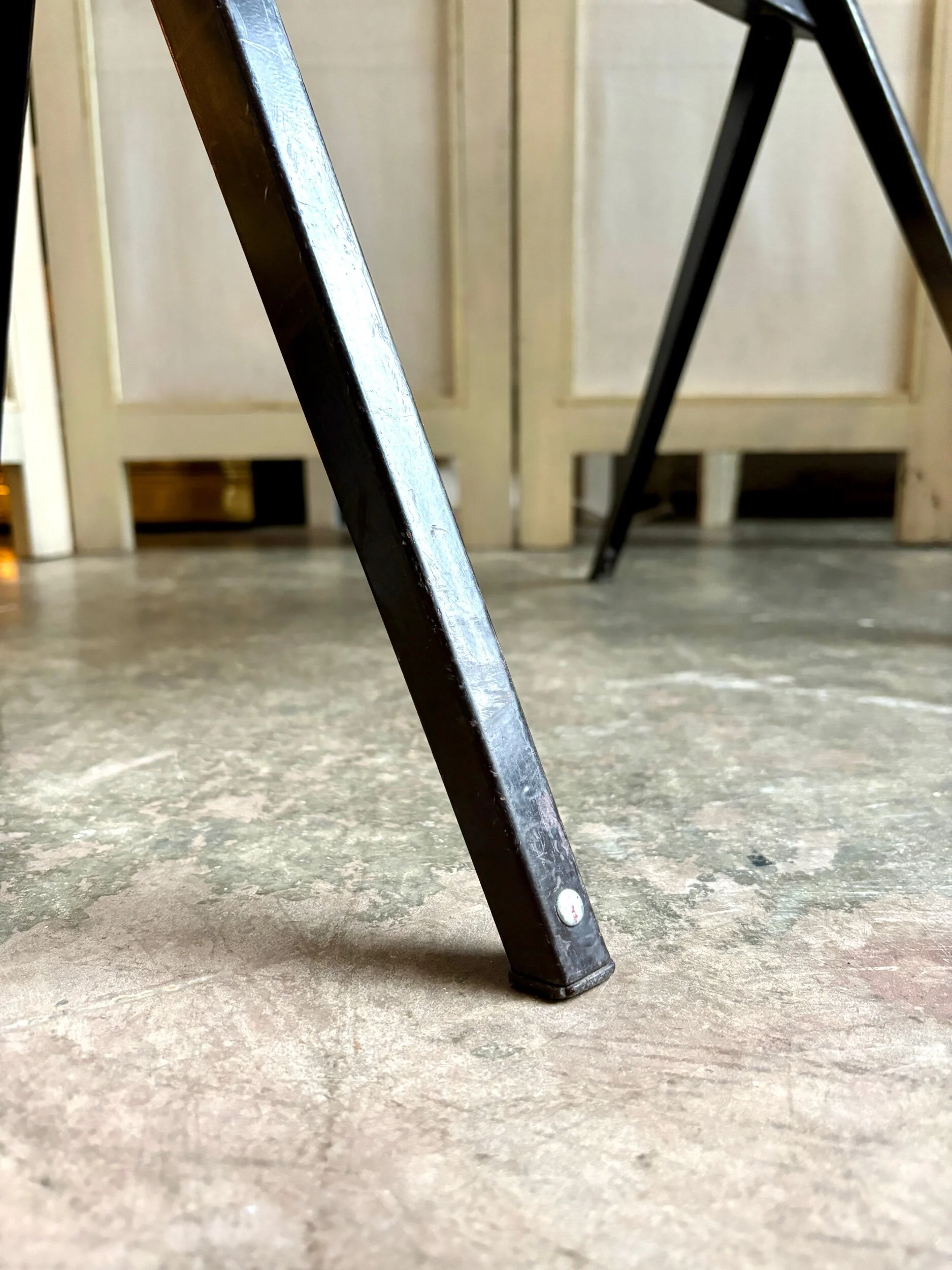 chaise-s22-pagholz-galvanitas-bois-metal-noir-assise-vintage-axs-design-paris-france