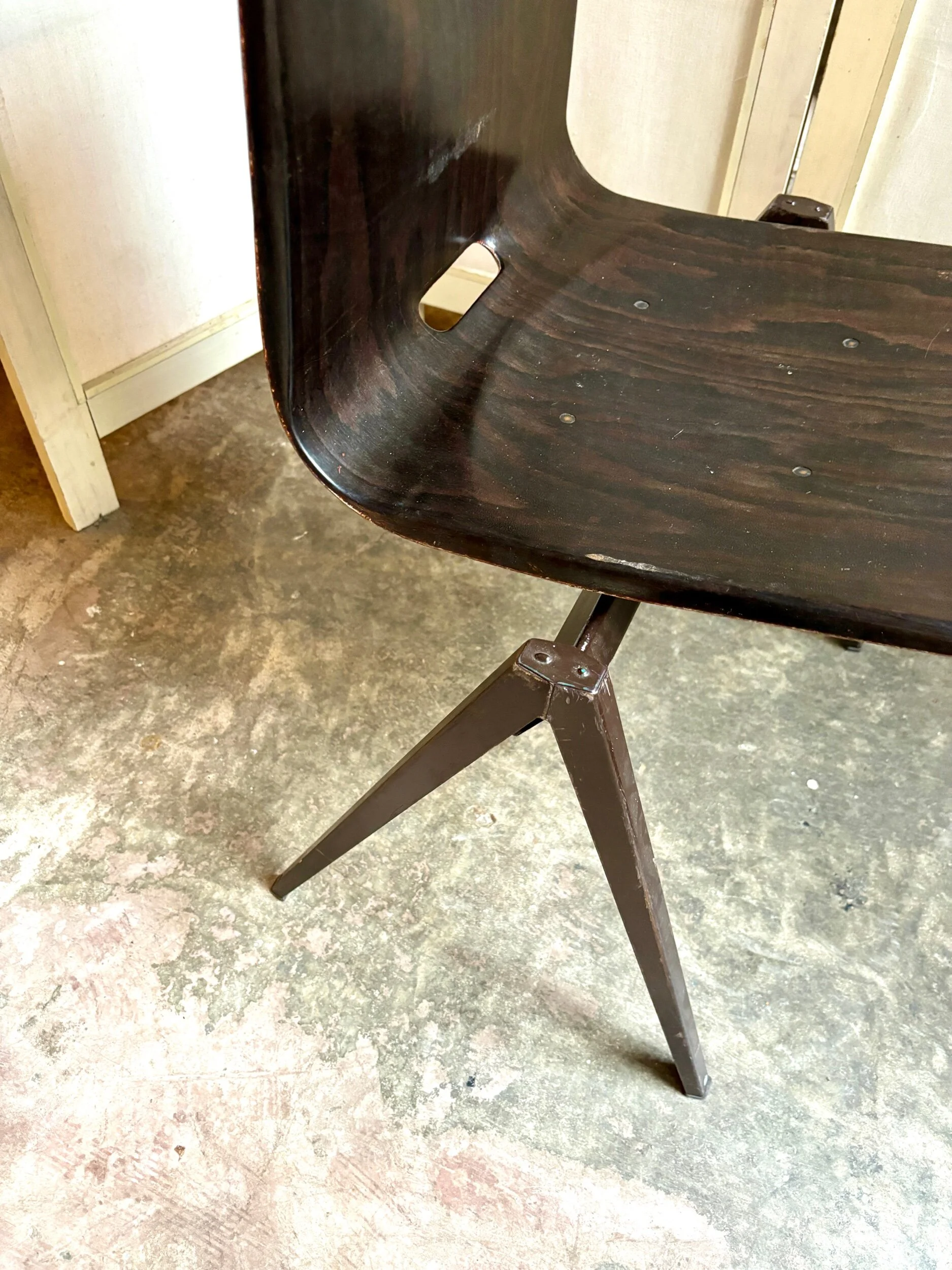 chaise-s22-pagholz-galvanitas-bois-metal-noir-assise-vintage-axs-design-paris-france