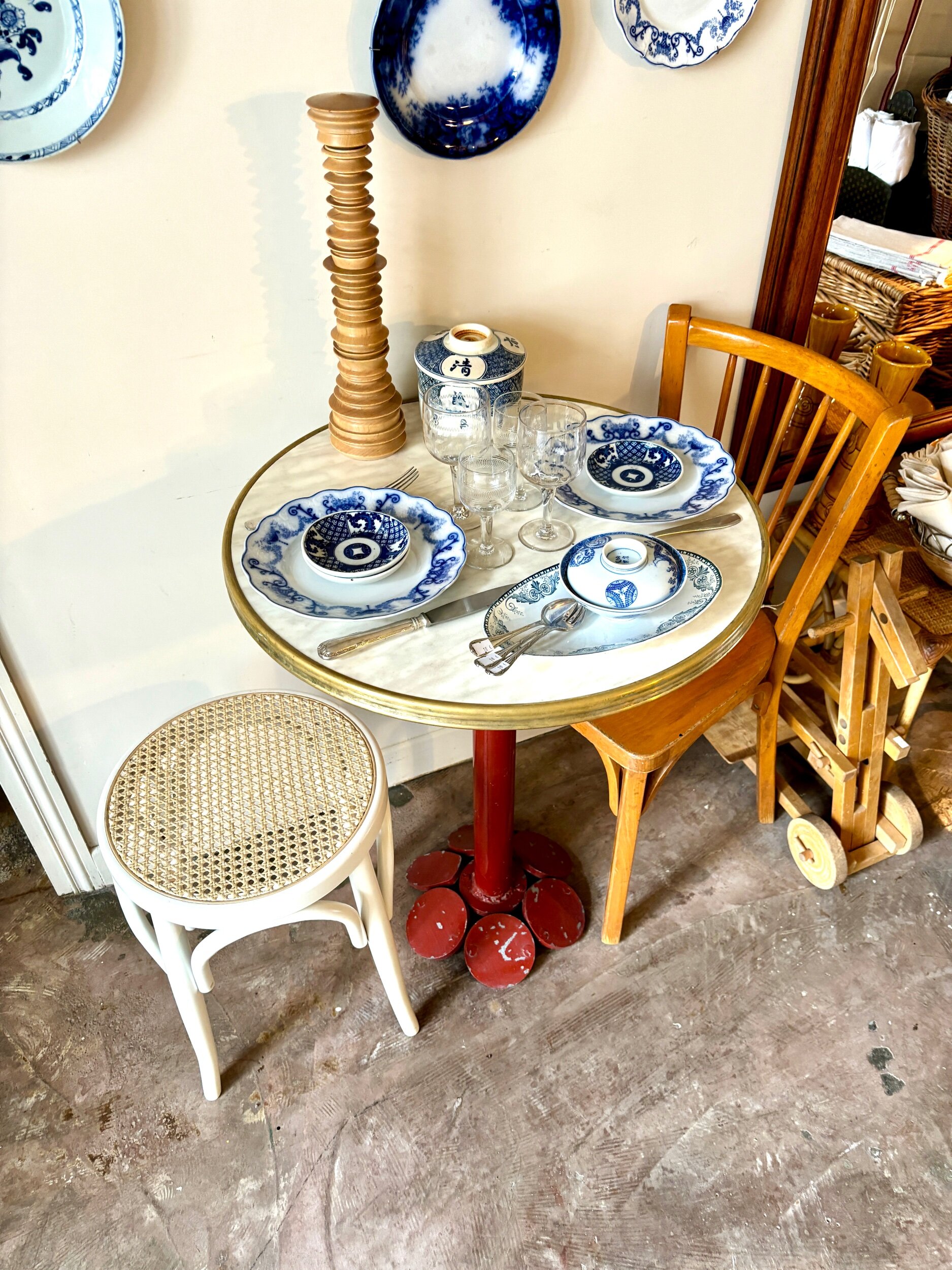 Porte revue bout de canapé doré en fer forgé dorés et plateau de verre