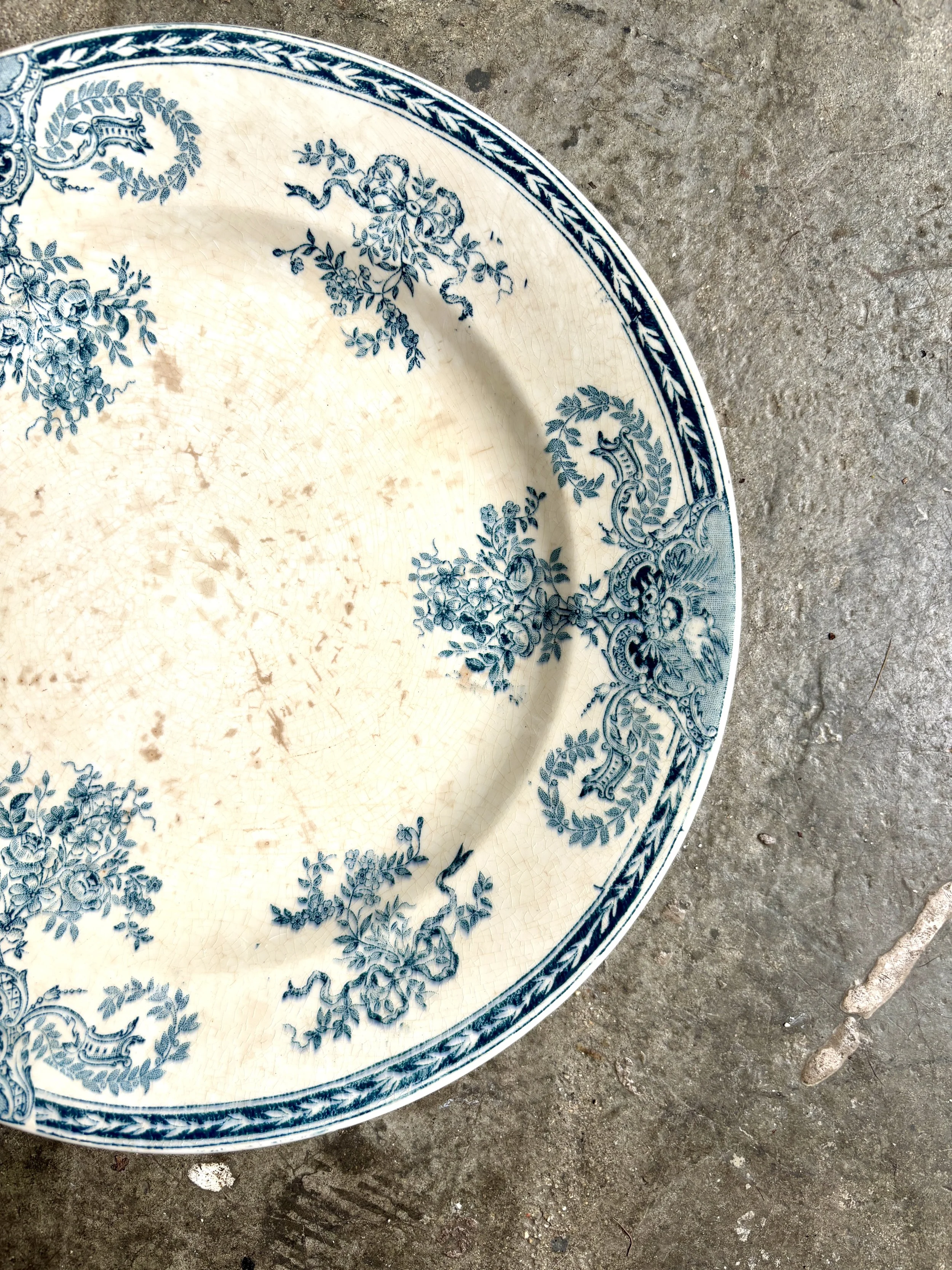 plat-longwy-fontainebleau-terre-de-fer-blanc-bleu-vaisselle-vintage-axs-design-paris-france