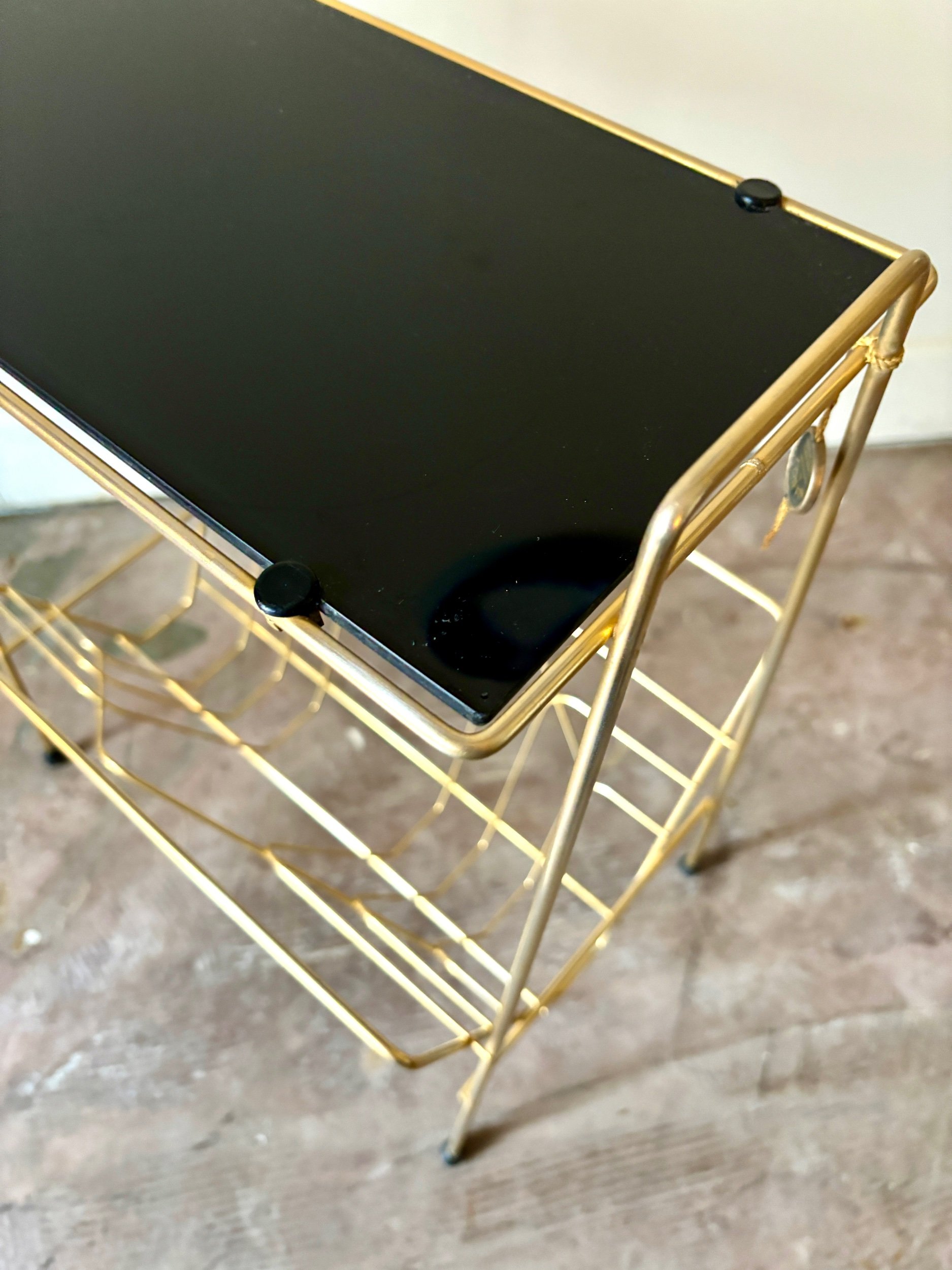 bout-de-canape-porte-revue-metal-dore-verre-noir-rangement-vintage-axs-design-paris-france