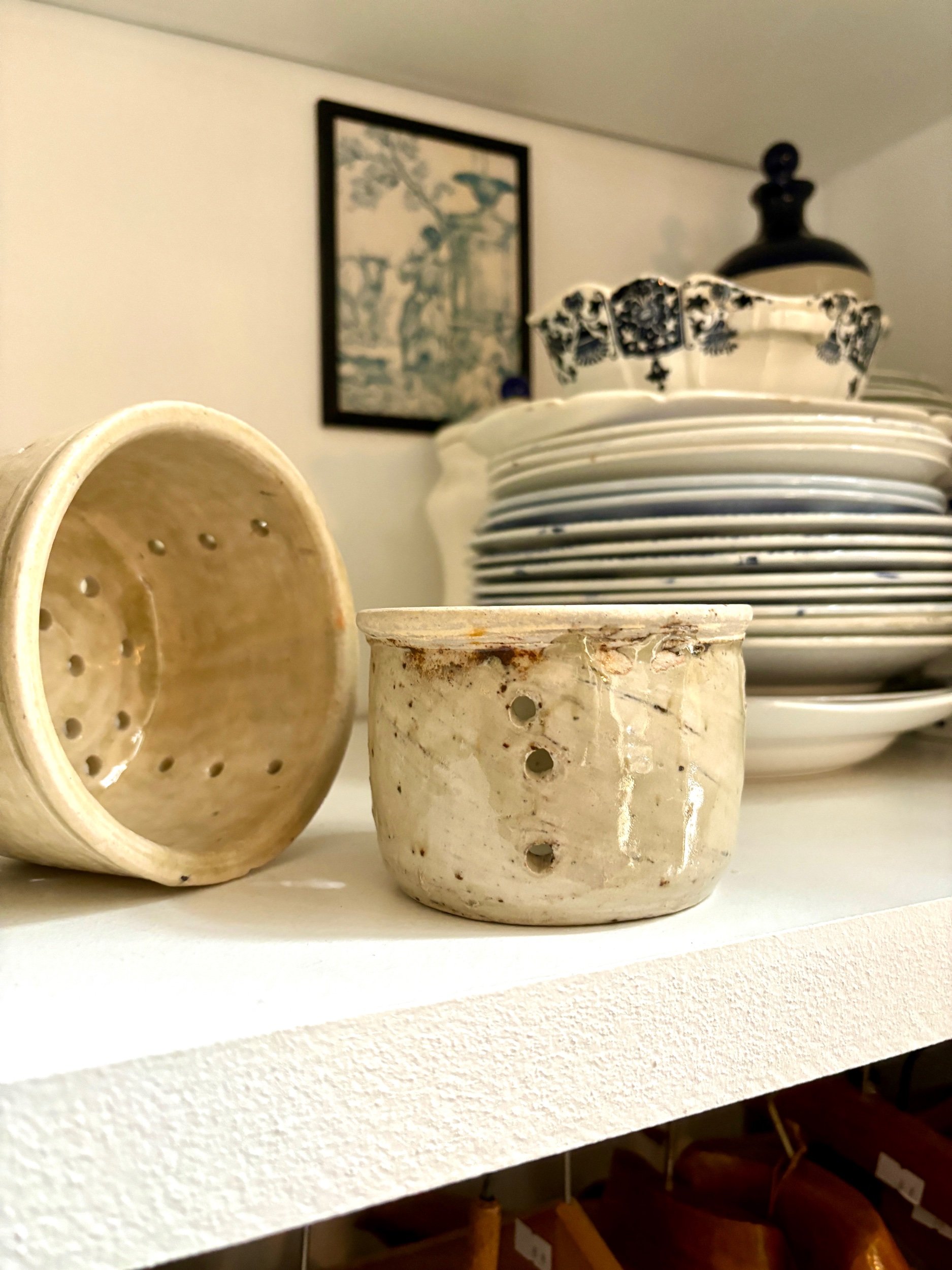 egouttoirs-faisselle-gres-vernisse-beige-cuisine-vintage-axs-design-paris-france