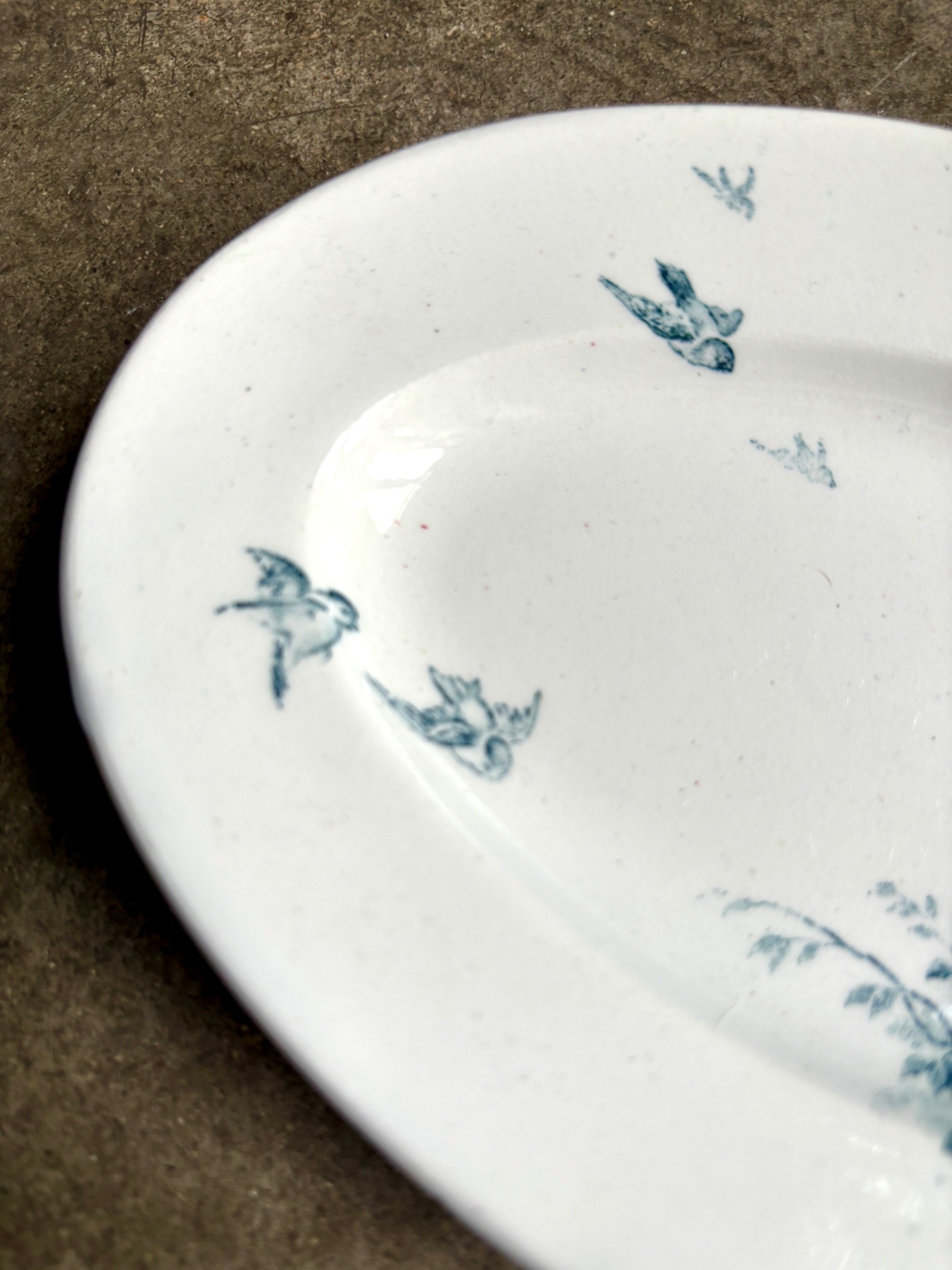 plat-ovale-paysages-terre-de-fer-blanc-bleu-vaisselle-vintage-axs-design-paris-france