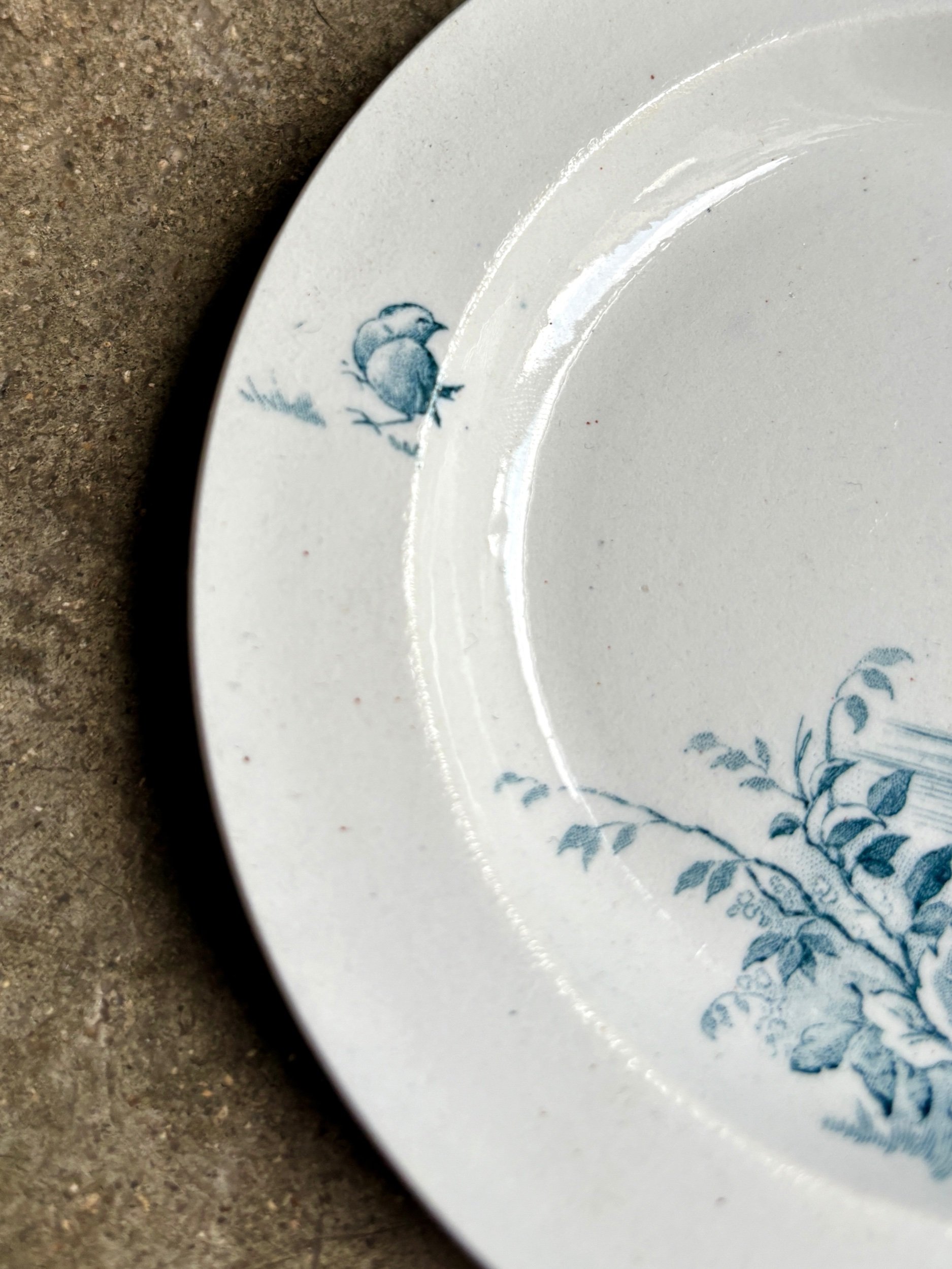 plat-rond-paysages-terre-de-fer-blanc-bleu-vaisselle-vintage-axs-design-paris-france